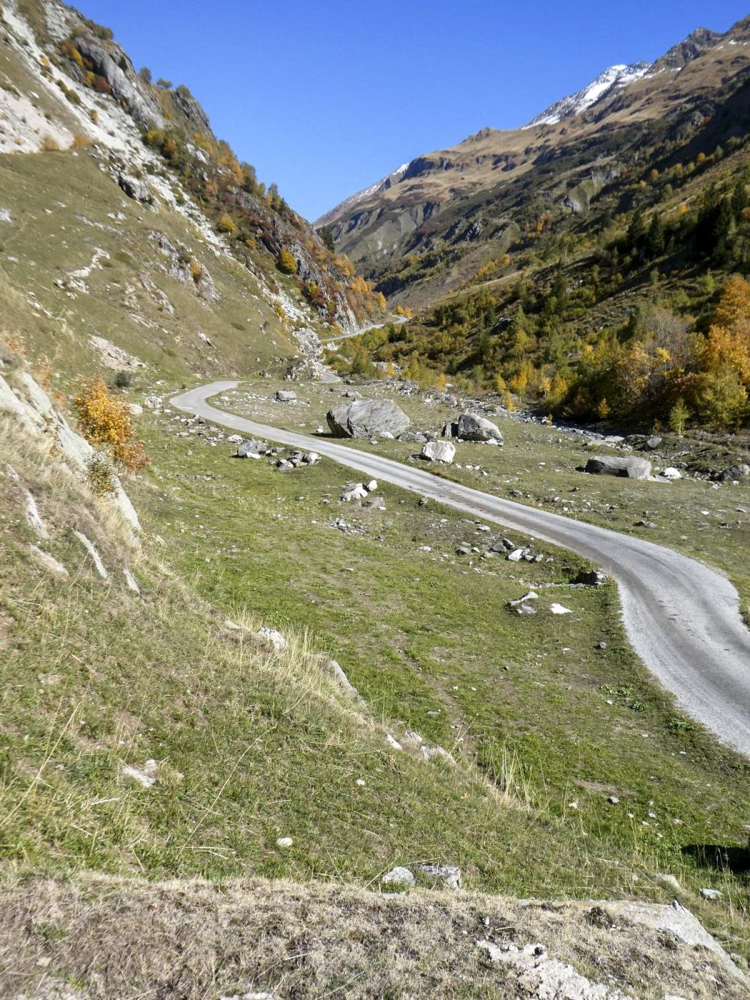 Ligne Maginot - LES CHAPIEUX - (Blockhaus pour canon) - Axe de tir sur la route de Seloges - ELLENA Daniel - CUNY Philippe