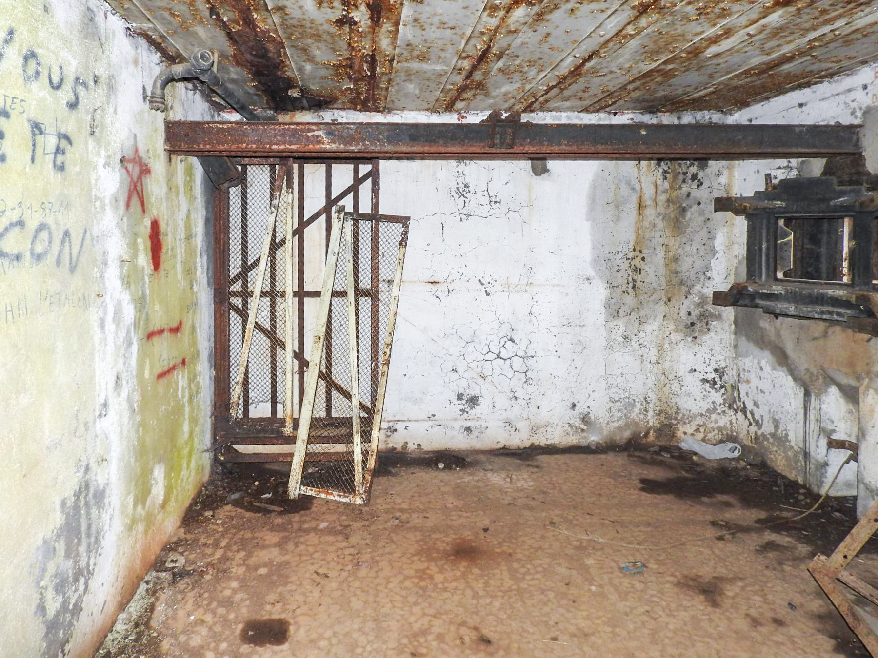 Ligne Maginot - BURE - C33 - (Casemate d'infanterie - Simple) - La chambre de tir pour le flanquement vers l'ouest. - STENGER Mathieu