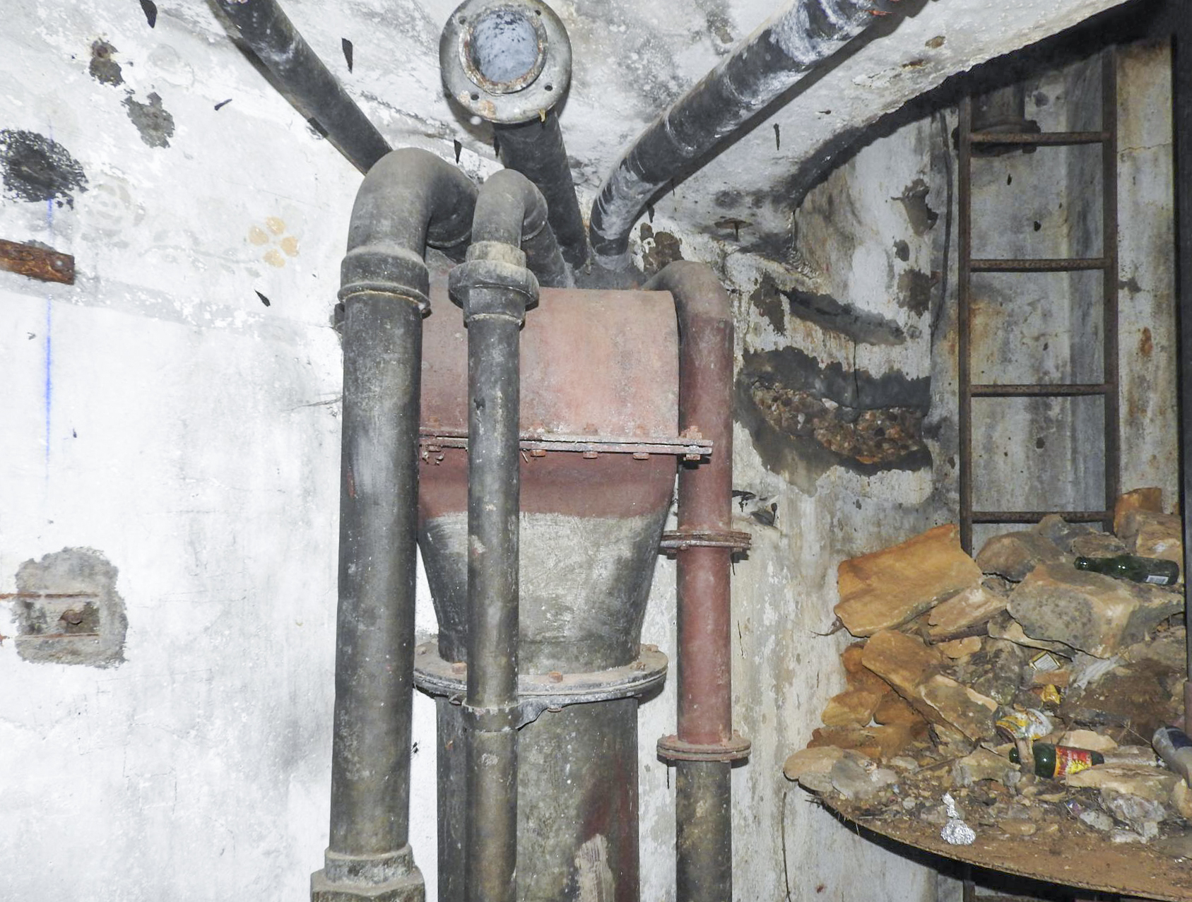 Ligne Maginot - BURE - C33 - (Casemate d'infanterie - Simple) - Un ensemble de tuyaux près de la cloche GFM. - STENGER Mathieu