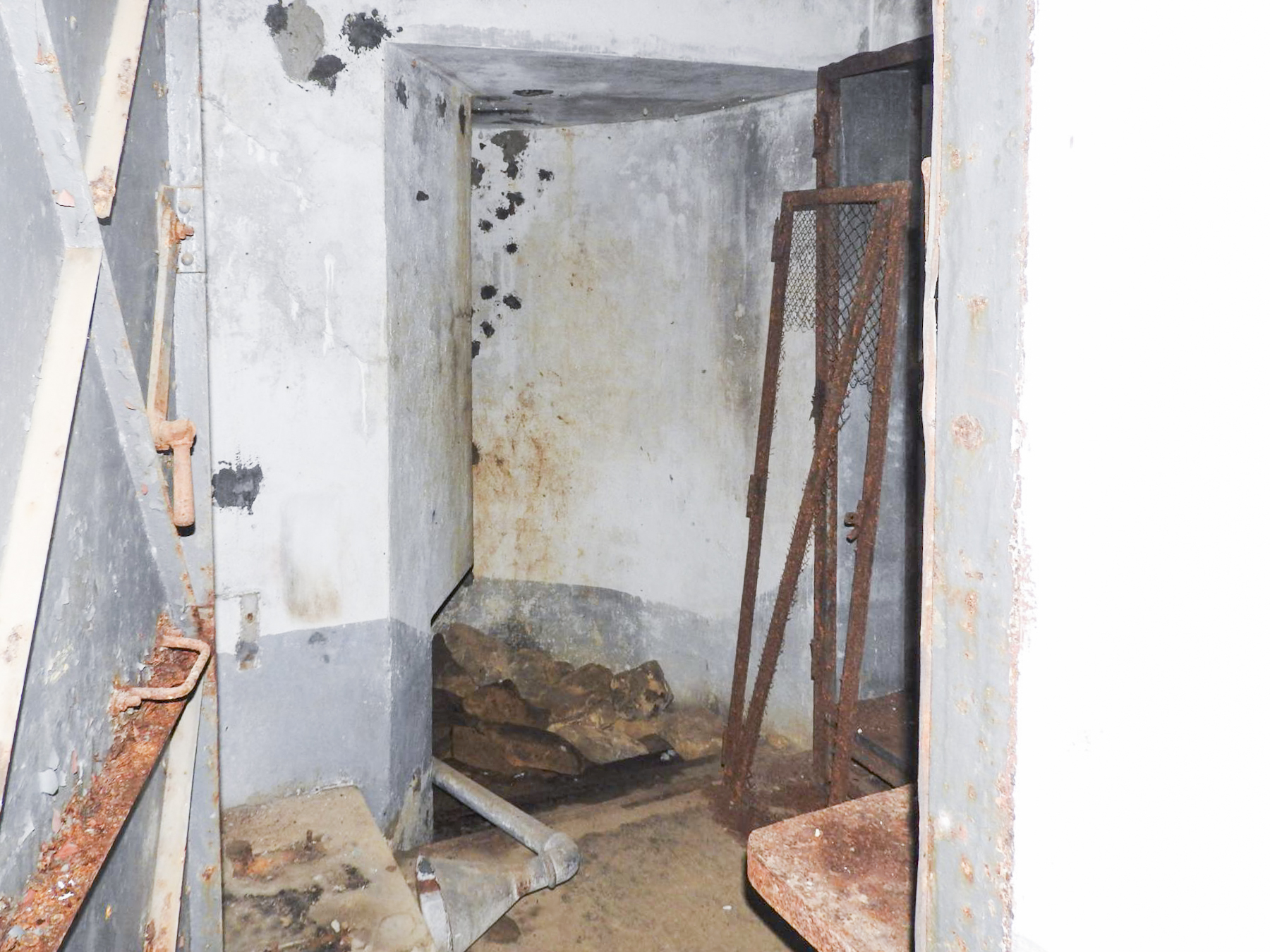 Ligne Maginot - BURE - C33 - (Casemate d'infanterie - Simple) - Vers la cloche JM d'action frontale. - STENGER Mathieu