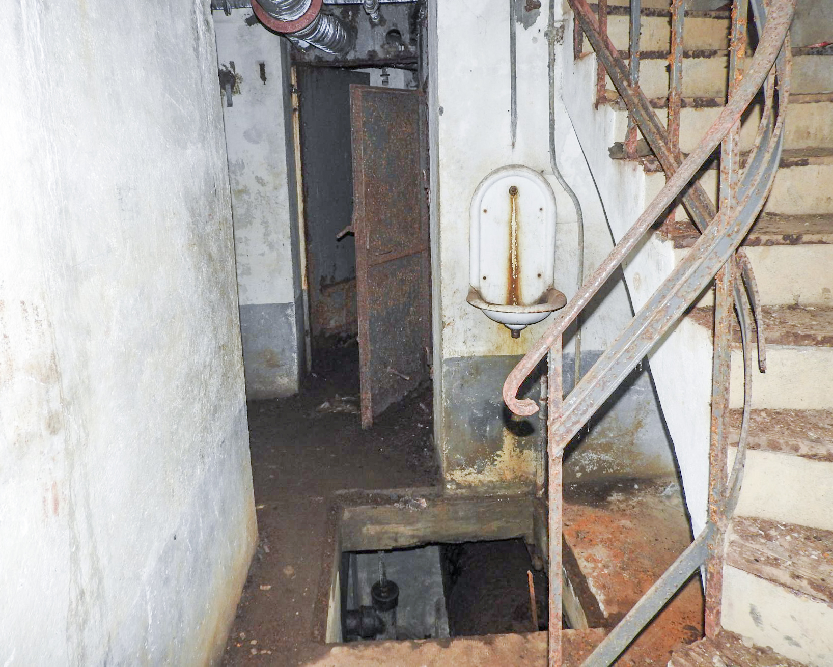 Ligne Maginot - BURE - C33 - (Casemate d'infanterie - Simple) - Les installations sanitaires au bas de l'escalier. - STENGER Mathieu