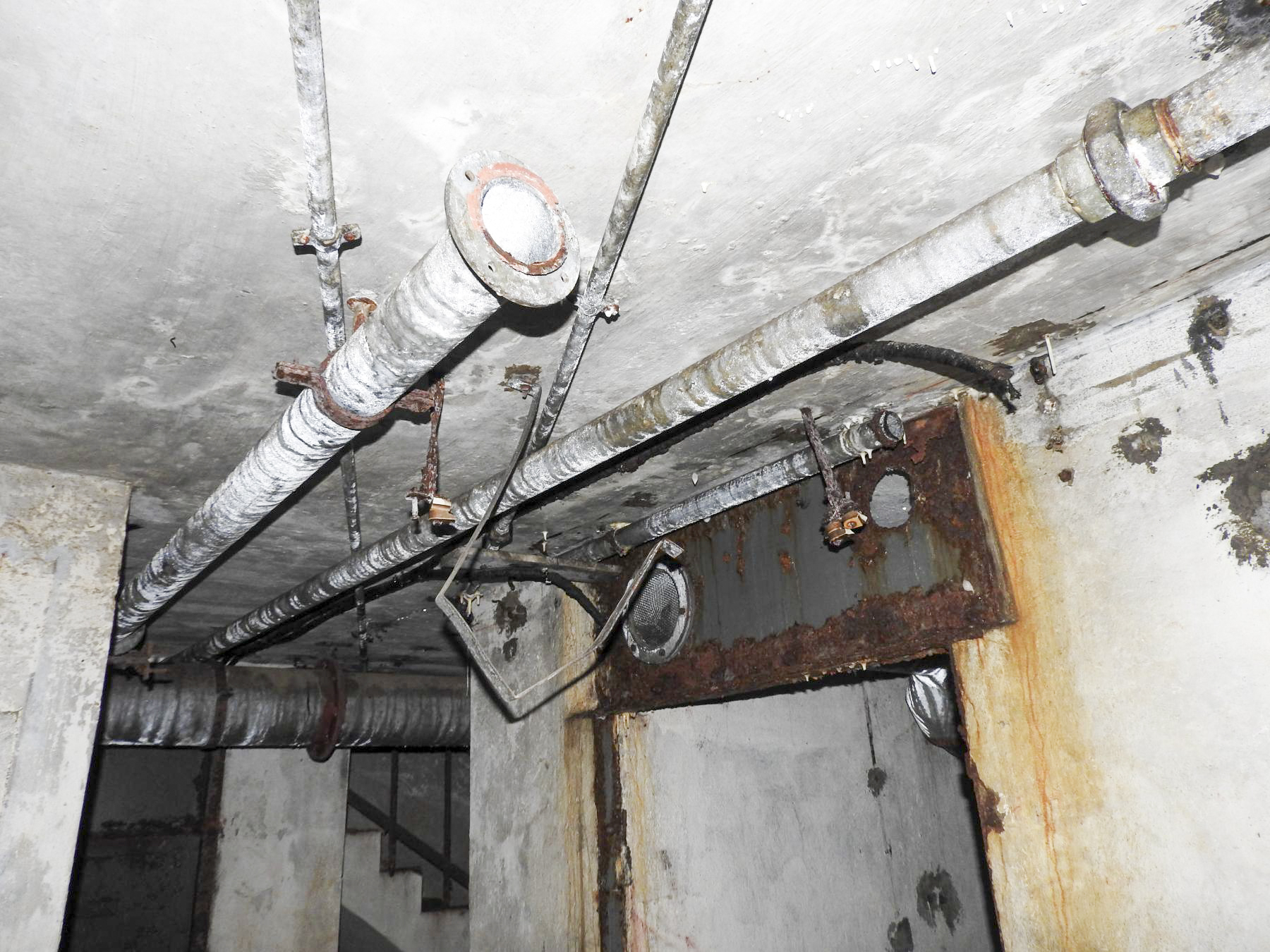 Ligne Maginot - BURE - C33 - (Casemate d'infanterie - Simple) - La tuyauterie au plafond de l'usine. - STENGER Mathieu