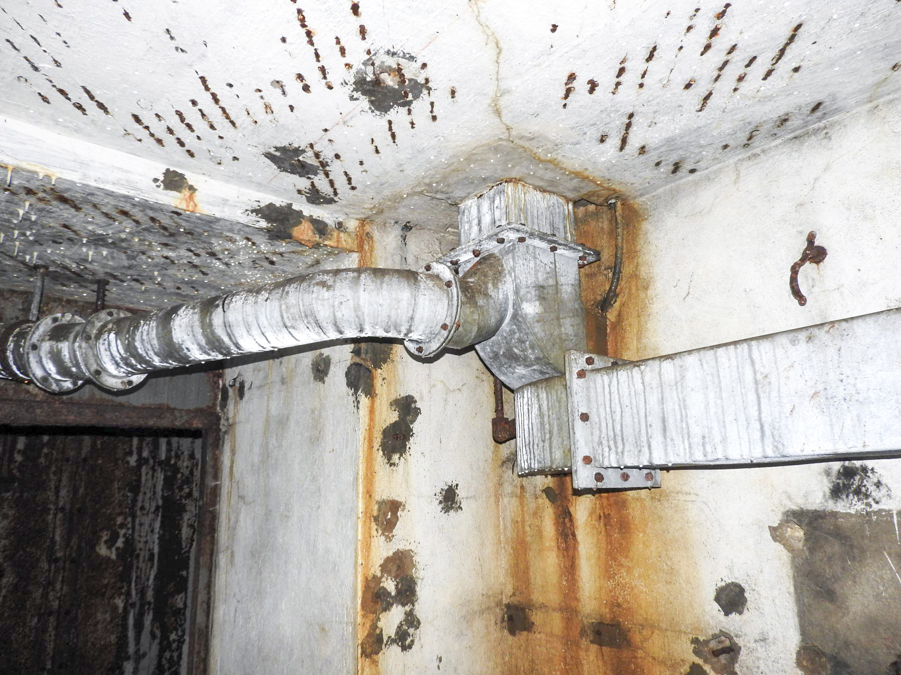 Ligne Maginot - BURE - C33 - (Casemate d'infanterie - Simple) - Des gaines de la ventilation. - STENGER Mathieu