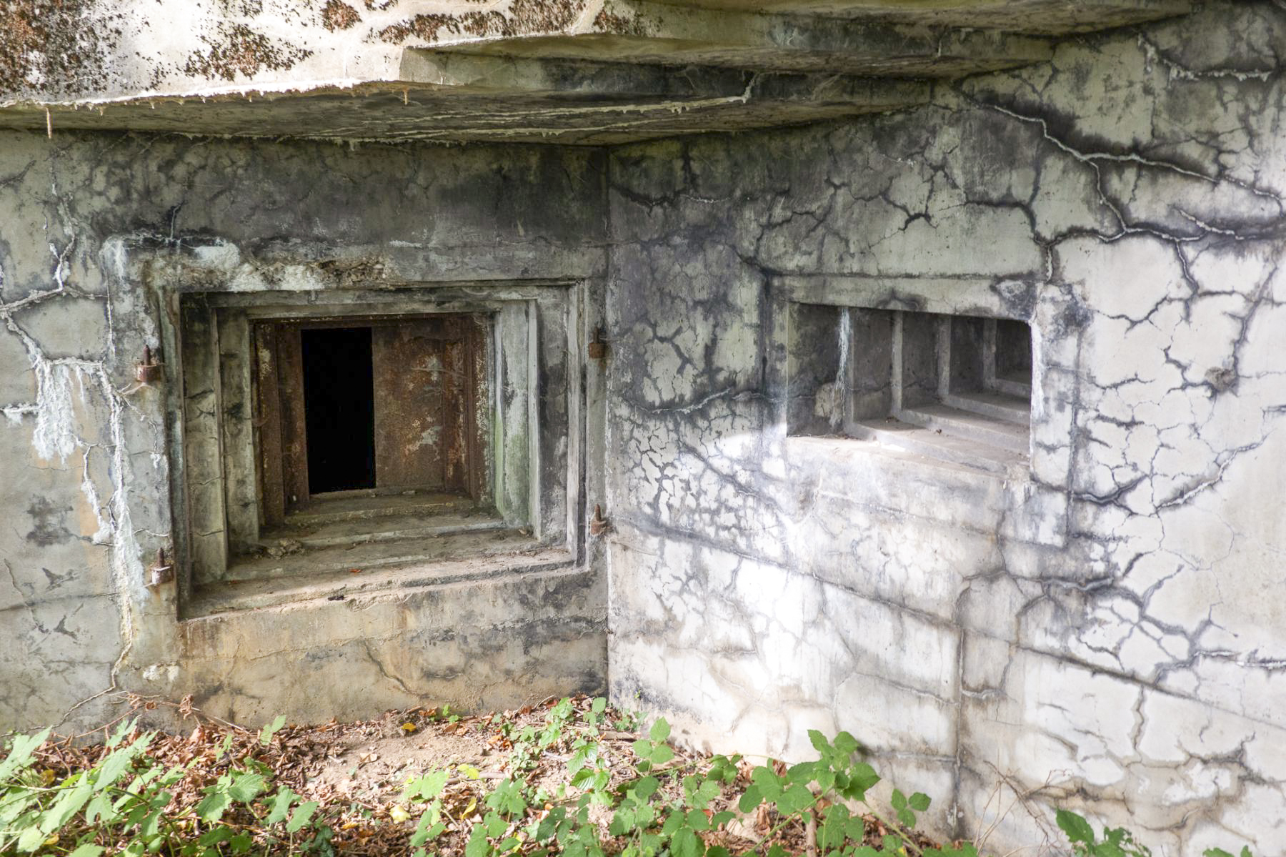 Ligne Maginot - BOIS D'OTTONVILLE - BCA1 - (Casemate d'artillerie) - Embrasure gauche pour canon de 75 et créneau de défense rapprochée  - Michel Teiten