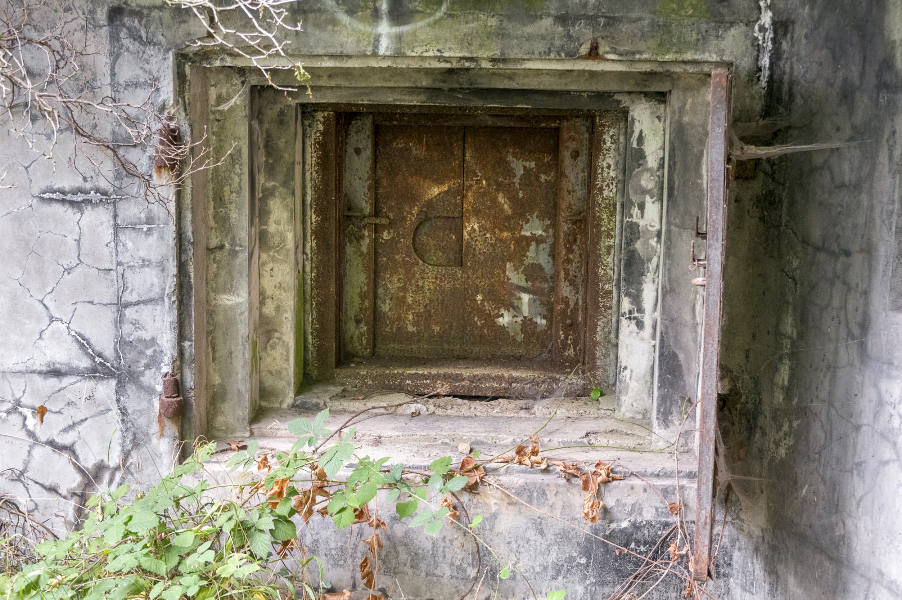 Ligne Maginot - BOIS D'OTTONVILLE - BCA1 - (Casemate d'artillerie) - L'embrasure droite qui comporte encore ses deux volets d'obturation  - Michel Teiten