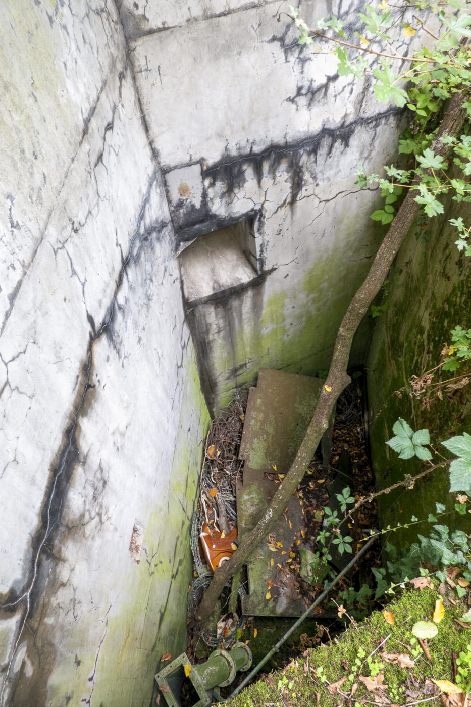 Ligne Maginot - BOIS D'OTTONVILLE - BCA1 - (Casemate d'artillerie) - Fosse à douilles de 75 de la chambre de tir droite, au pied de l'observatoire frontal - Michel Teiten