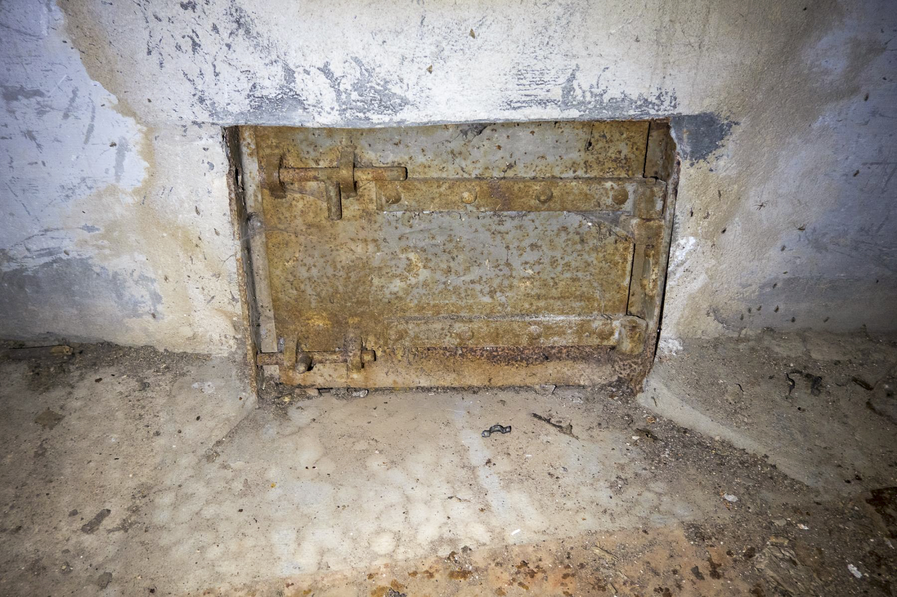 Ligne Maginot - BOIS D'OTTONVILLE - BCA1 - (Casemate d'artillerie) - Chambre de tir droite
Trappe d'évacuation des douilles - Michel Teiten