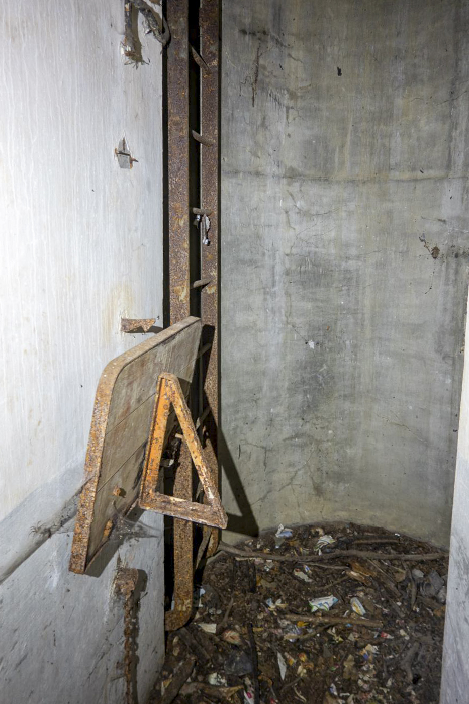 Ligne Maginot - BOIS D'OTTONVILLE - BCA1 - (Casemate d'artillerie) - Tablette rabattable au pied de la cloche GFM - Michel Teiten