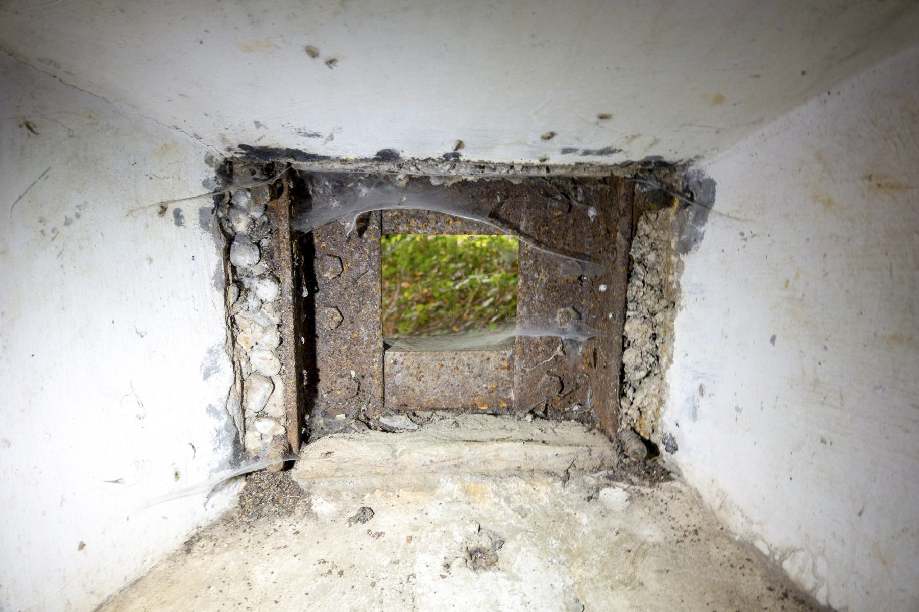 Ligne Maginot - BOIS D'OTTONVILLE - BCA1 - (Casemate d'artillerie) - Créneau de défense rapprochée de l'entrée hommes - Michel Teiten