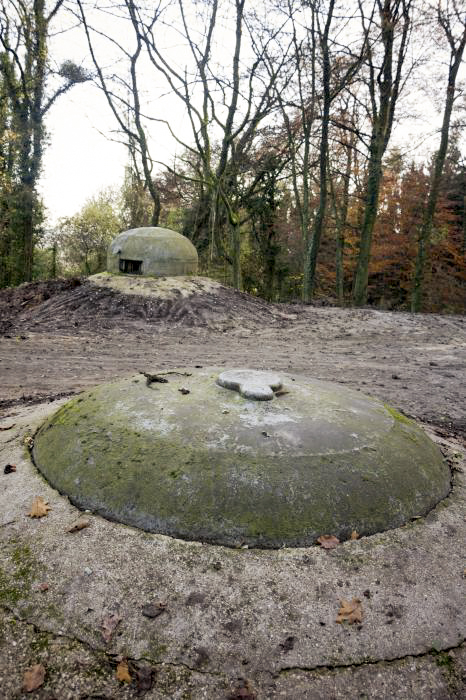 Ligne Maginot - CHENES BRULES - O4 - (Observatoire d'artillerie) - La cloche VP au premier plan, avec la cloche GFM à l'arrière.
Photo prise lors du nettoyage de la parcelle