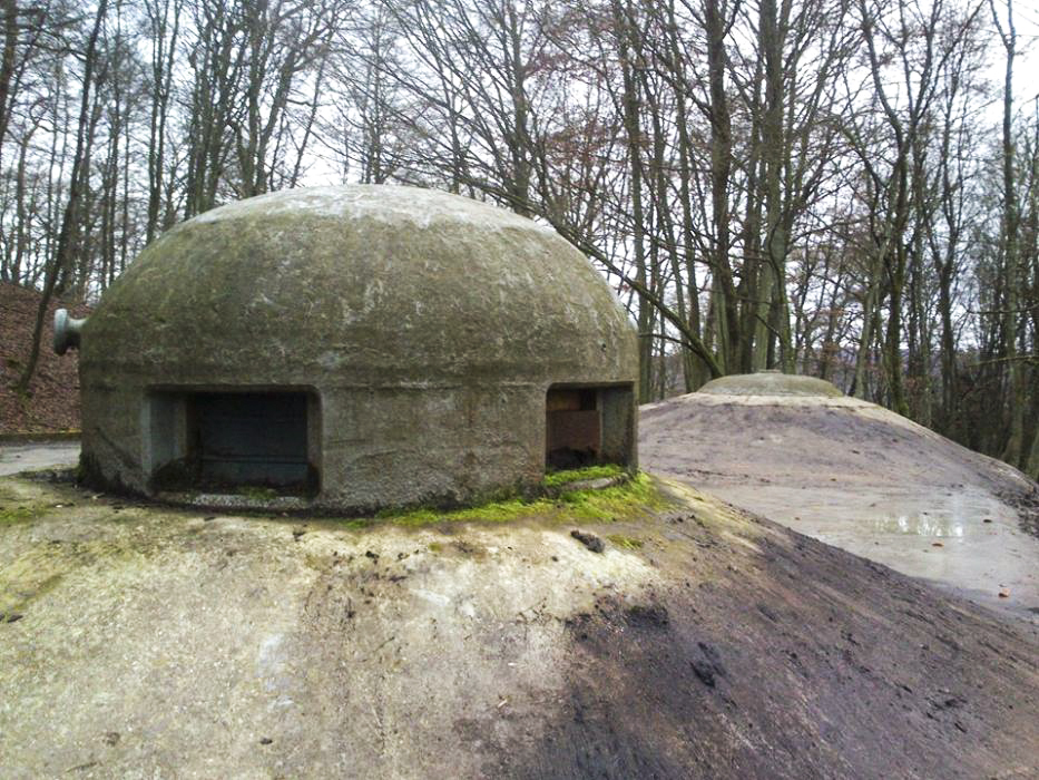 Ligne Maginot - CHENES BRULES - O4 - (Observatoire d'artillerie) - La cloche GFM et la cloche VP à l'arrière plan 