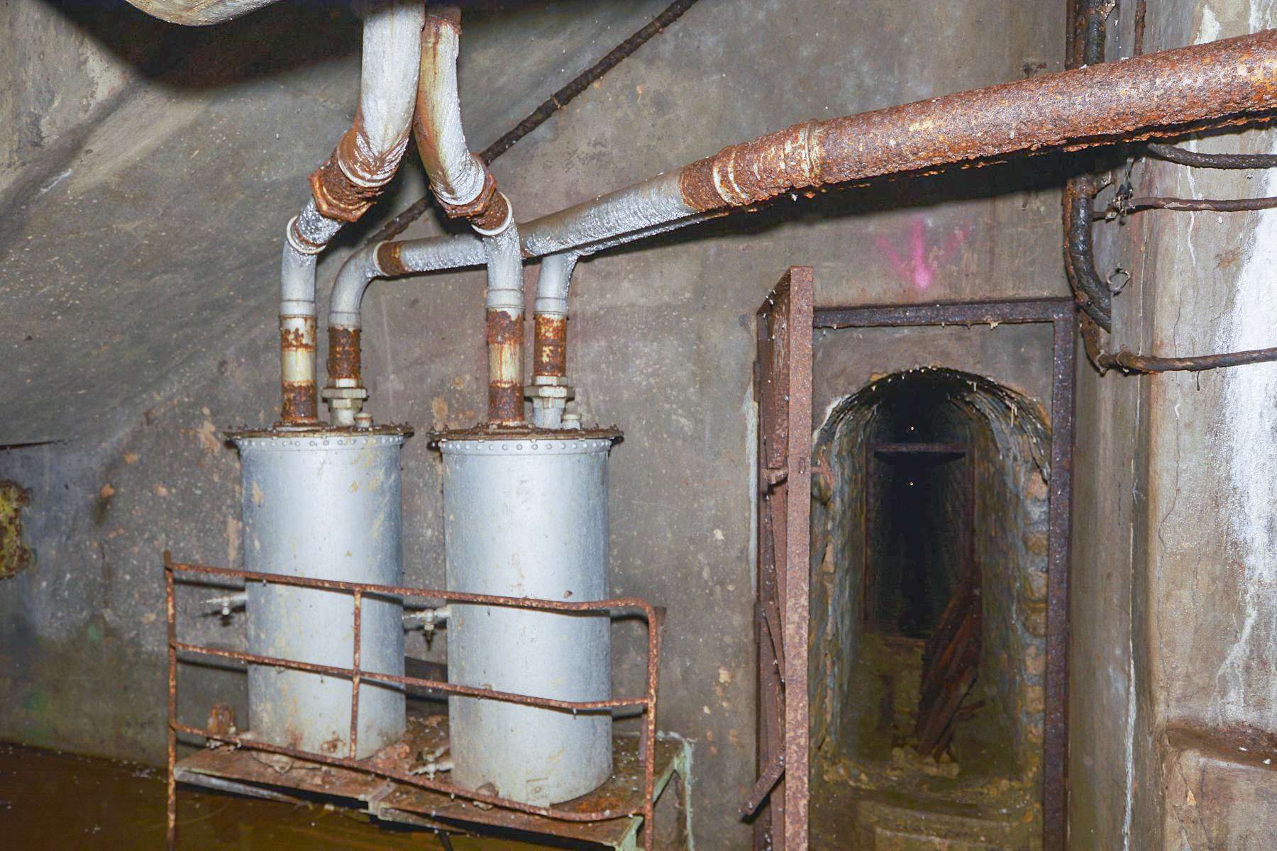 Ligne Maginot - CHENES BRULES - X23 - (Abri) - Les deux pots de détente des échappements des moteurs de l'usine, placés au bas du puits du coffre - Pascal Lambert