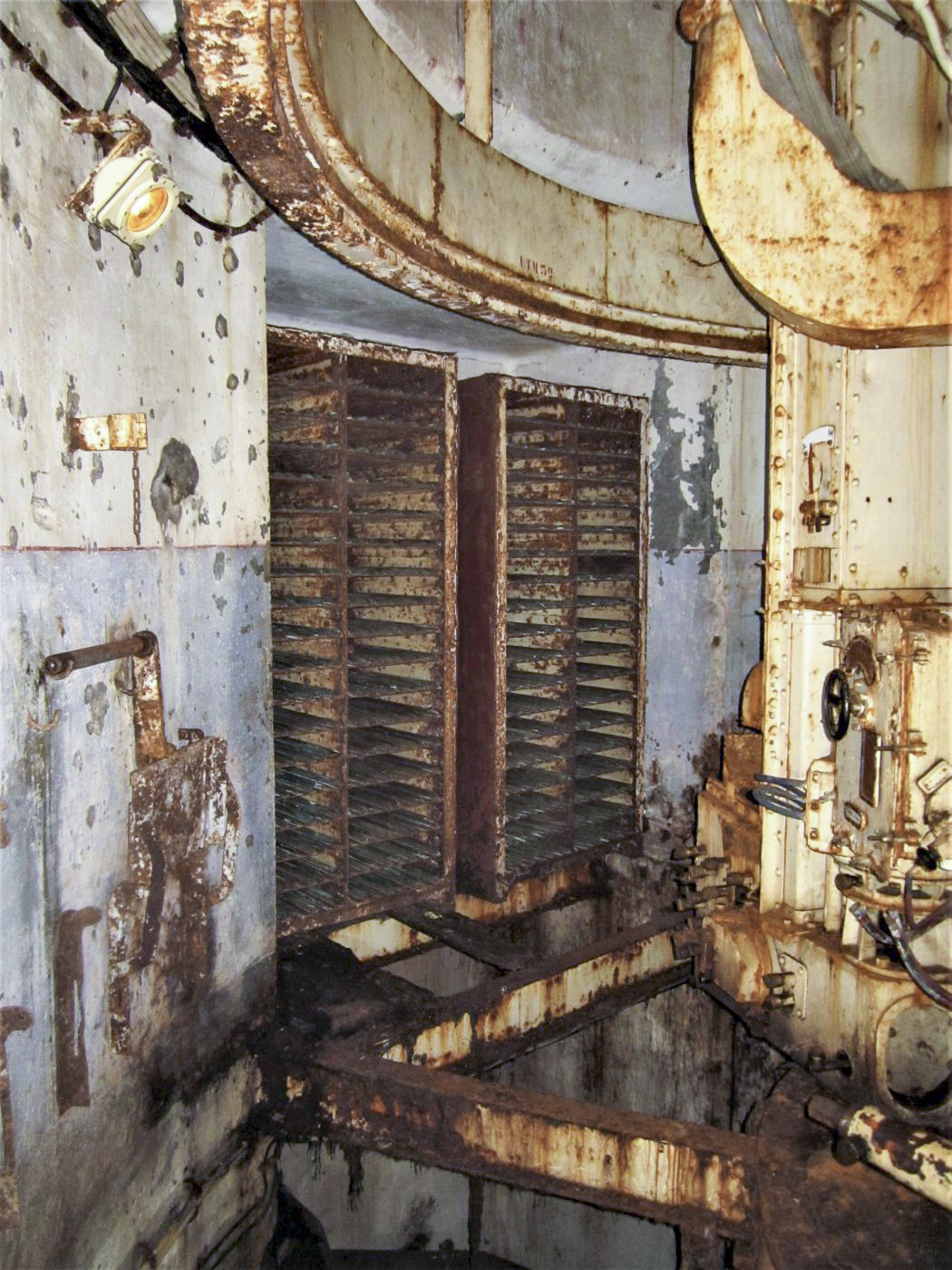 Ligne Maginot - MICHELSBERG - A22 - (Ouvrage d'artillerie) - Bloc 5
Etage intermédiaire de la tourelle
Le plancher en mauvais état a été déposé - Gregory Fuchs