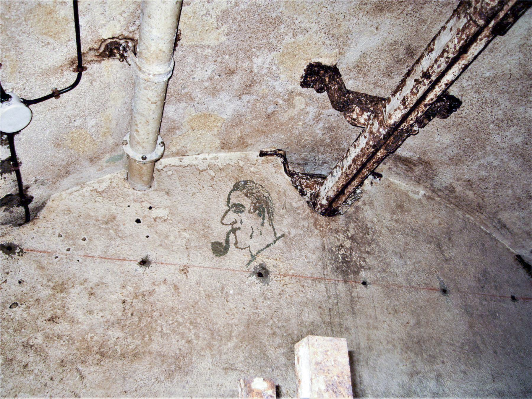 Ligne Maginot - MICHELSBERG - A22 - (Ouvrage d'artillerie) - Bloc 5
Graffiti dans le magasin M2 - Gregory Fuchs