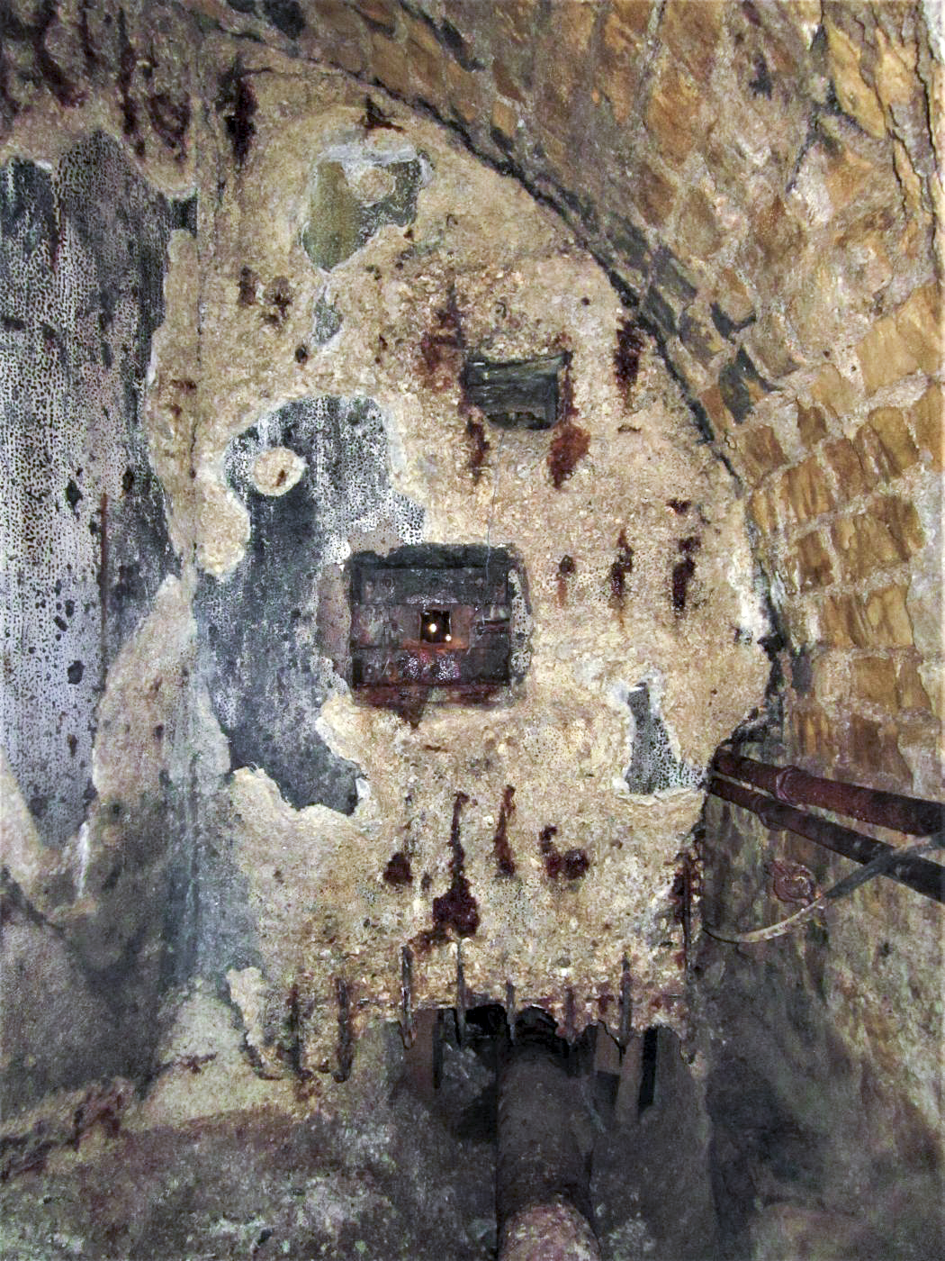 Ligne Maginot - MICHELSBERG - A22 - (Ouvrage d'artillerie) - Le blockhaus FM de défense intérieur abimé par la tentative de destruction de la galerie opéré par les allemands en 1944 - Gregory Fuchs