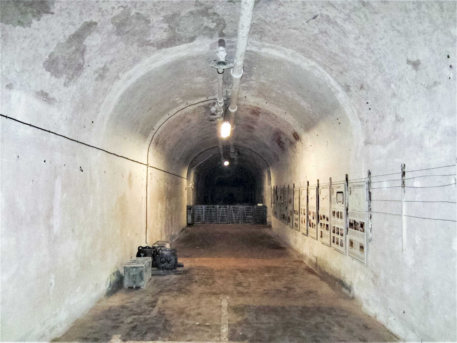 Ligne Maginot - MICHELSBERG - A22 - (Ouvrage d'artillerie) - Le casernement a été décloisonné par les allemands et transformé en usine de production de pièces mécaniques - Gregory Fuchs