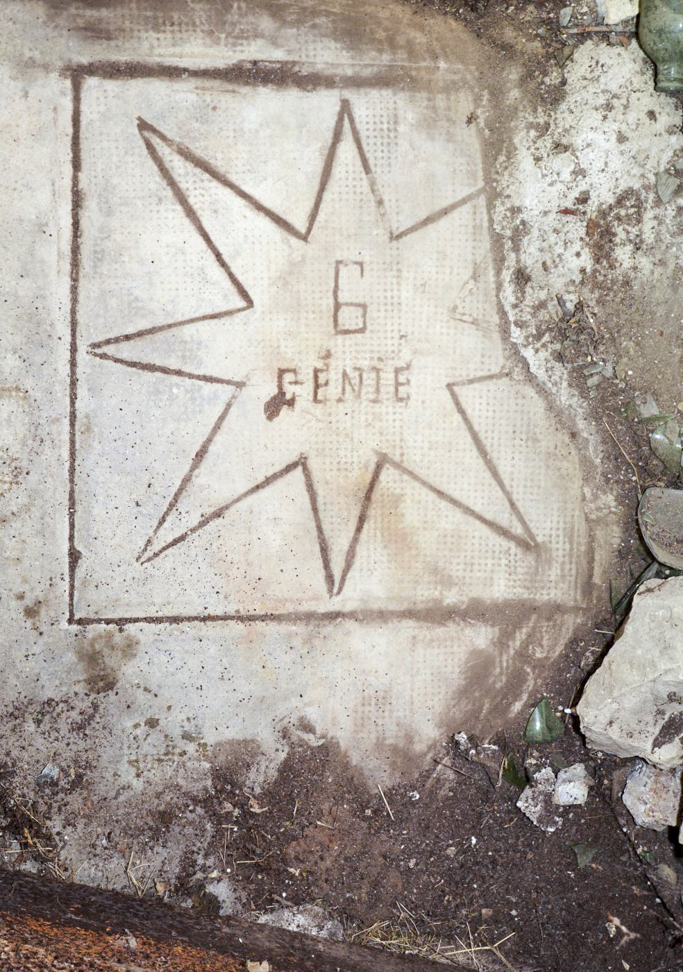 Ligne Maginot - GAEL (161° RIF) - (PC de Sous-Secteur) - Cartouche constructeur dans le sas d'entrée coté droit - Pascal Lambert