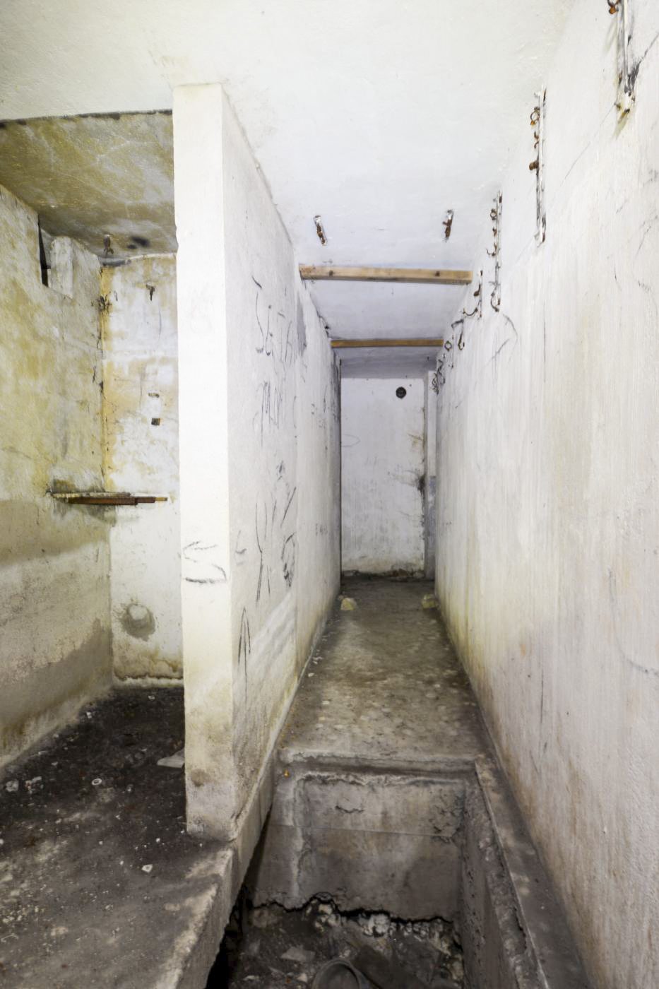 Ligne Maginot - GAEL (161° RIF) - (PC de Sous-Secteur) - Coté artillerie
Le couloir d'accès, vue depuis le central.
A gauche l'une des cabines de messages. - Pascal Lambert