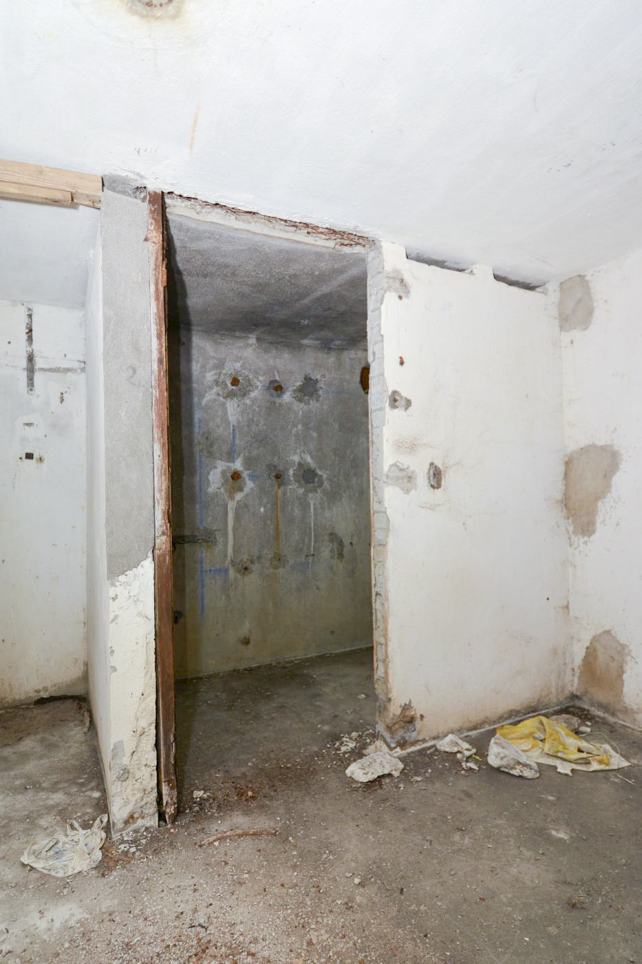 Ligne Maginot - GAEL (161° RIF) - (PC de Sous-Secteur) - Coté artillerie
A droite, le local abritant le central. A gauche, l'une des cabines pour messages - Pascal Lambert