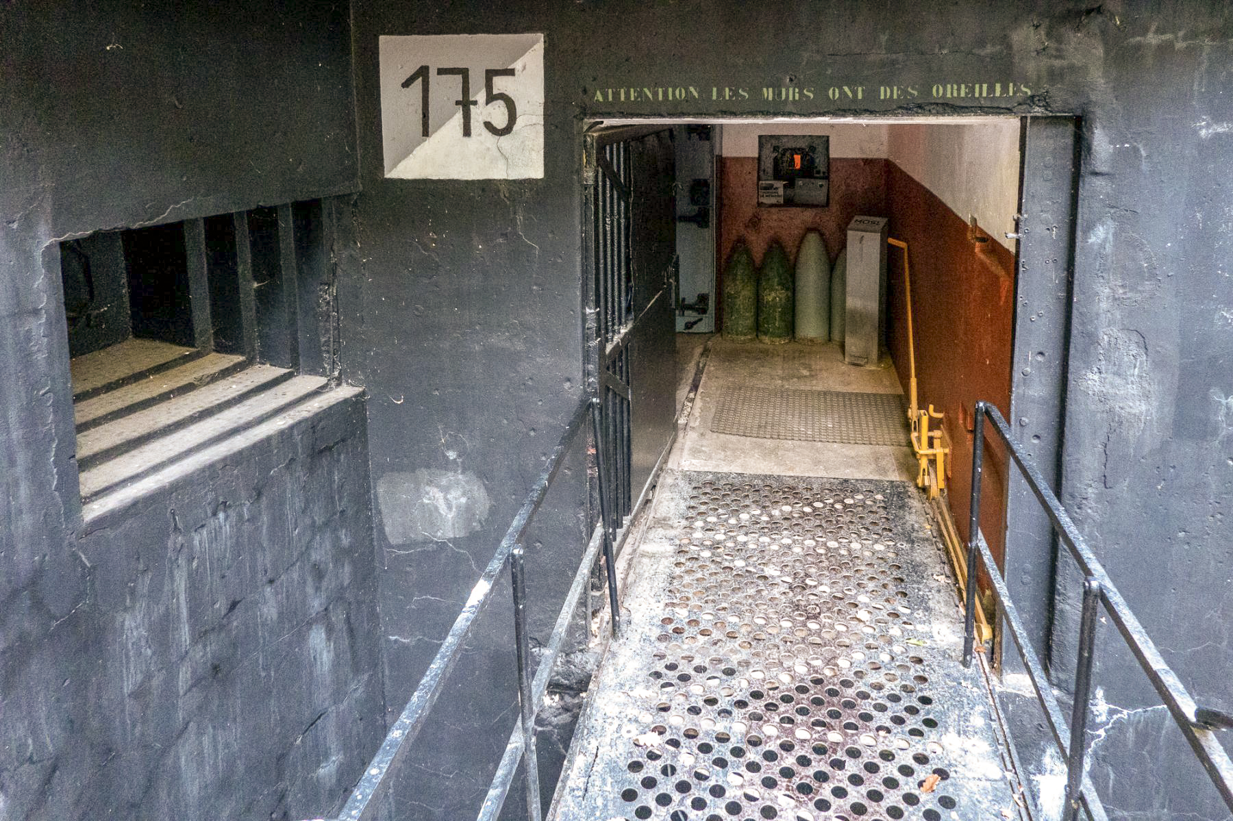 Ligne Maginot - BOUSSE - A24 - (Ouvrage d'infanterie) - Bloc entrée 
Entrée de l'ouvrage et sa passerelle rétractable
Noter l'inscription 'Attention les murs ont des oreilles' - Michel Teiten