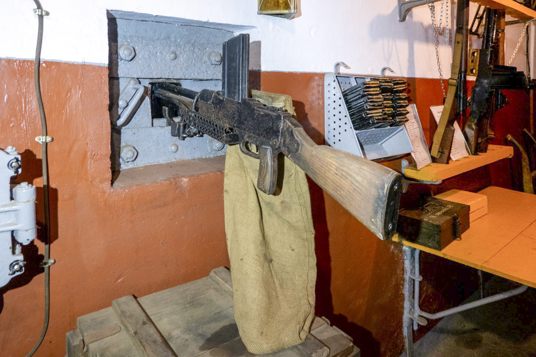 Ligne Maginot - BOUSSE - A24 - (Ouvrage d'infanterie) - Bloc entrée 
FM24/29 en position de tir - Michel Teiten