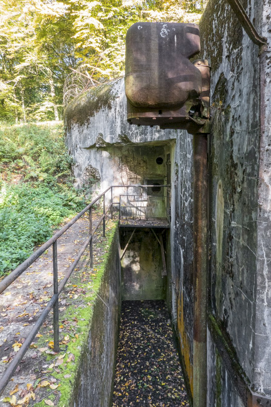 Ligne Maginot - BOUSSE - A24 - (Ouvrage d'infanterie) - Bloc 2
Fossé diamant et projecteur blindé - Michel Teiten