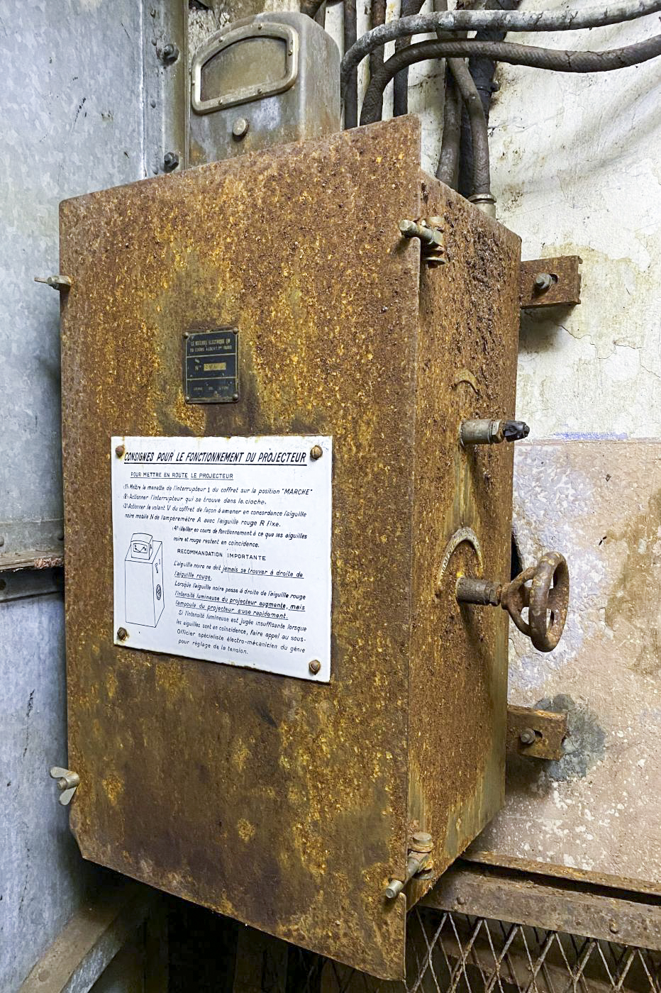 Ligne Maginot - BOUSSE - A24 - (Ouvrage d'infanterie) - Bloc 2
Le boitier d'alimentation du projecteur blindé Eve et Noizet
Fabrication SW