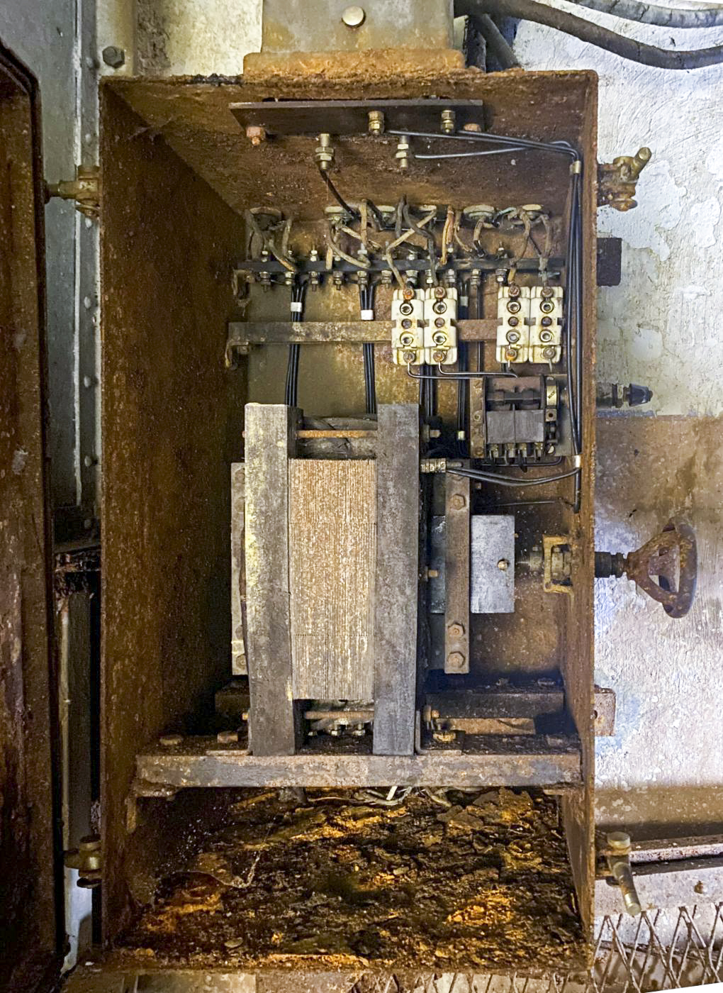 Ligne Maginot - BOUSSE - A24 - (Ouvrage d'infanterie) - Bloc 2
Le boitier d'alimentation du projecteur blindé Eve et Noizet
Fabrication SW