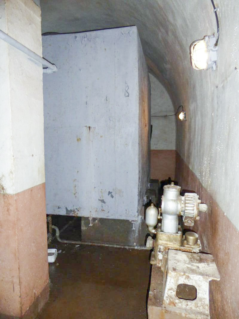 Ligne Maginot - BOUSSE - A24 - (Ouvrage d'infanterie) - Pompe à piston équipant le puits de l'ouvrage