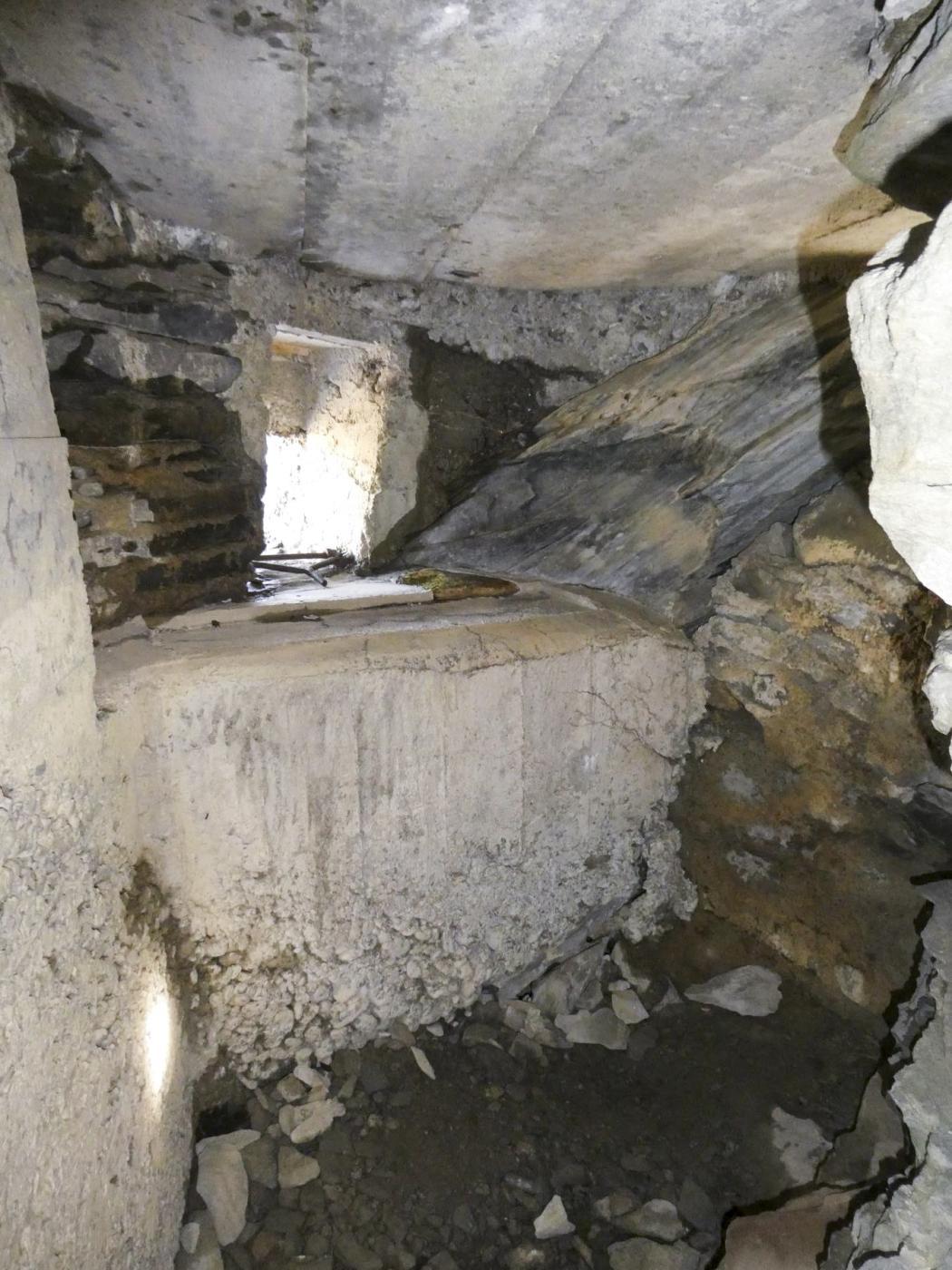 Ligne Maginot - LE GAC 2 - (Blockhaus pour arme infanterie) - Créneau principal orienté vers la frontière - ELLENA Daniel - CUNY Philippe