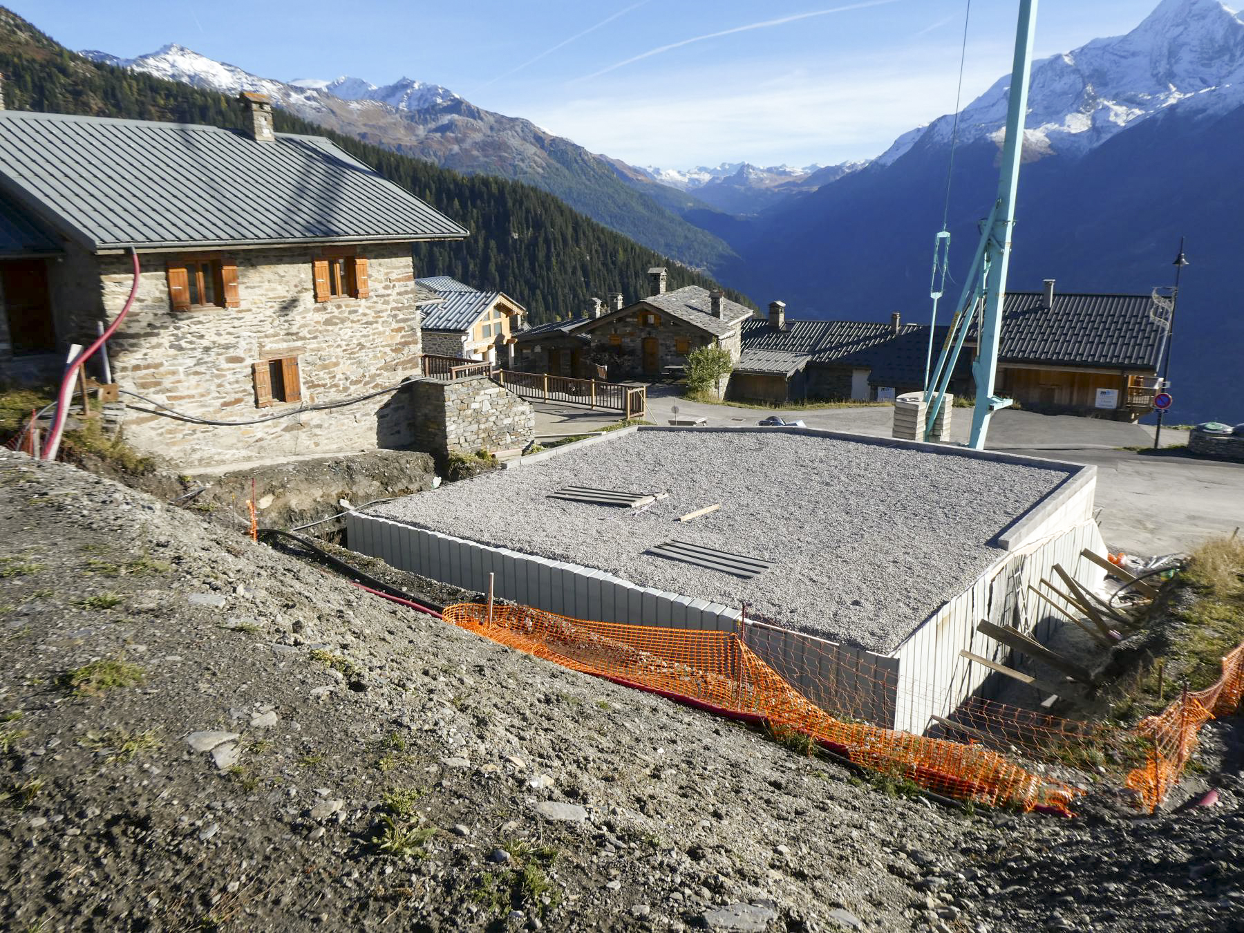 Ligne Maginot - EUCHERTS-REDOUTE RUINEE (STATION BASSE) - (Téléphérique ( Recette)) -  La station basse était située à la place du chantier. Voir photo d'époque sur le livre de L. Demouzon: Le col du petit Saint-Bernard, page 88  - ELLENA Daniel - CUNY Philippe