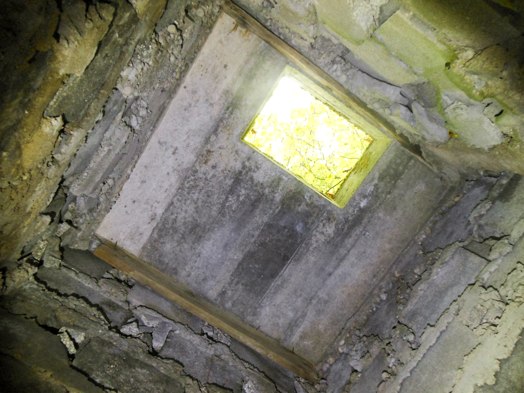 Ligne Maginot - HERBITZHEIM 30 - (Abri) - Le puits d'accès de 4m de haut vue de l’intérieur - jean michel minich