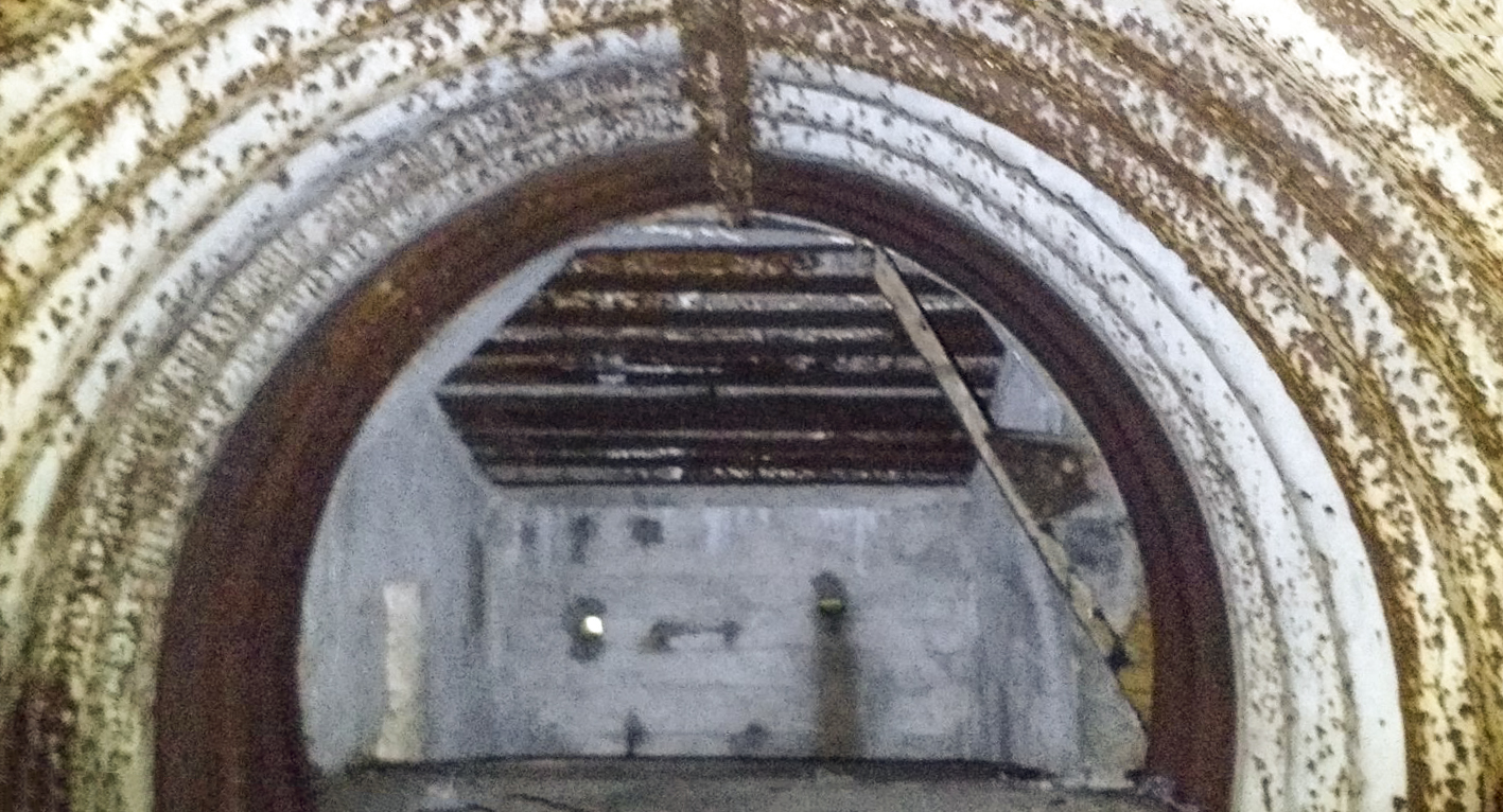 Ligne Maginot - HERBITZHEIM 30 - (Abri) - L'intérieur de l'abri vue depuis le point en bas du puits. Au fond on distingue le local défensif - jean michel minich