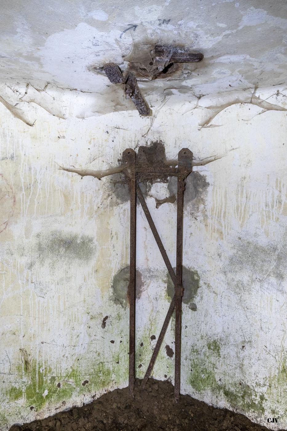 Ligne Maginot - B326 - QUENNAUMONT - (Blockhaus pour canon) - Support pour le périscope - Lia VERMEULEN