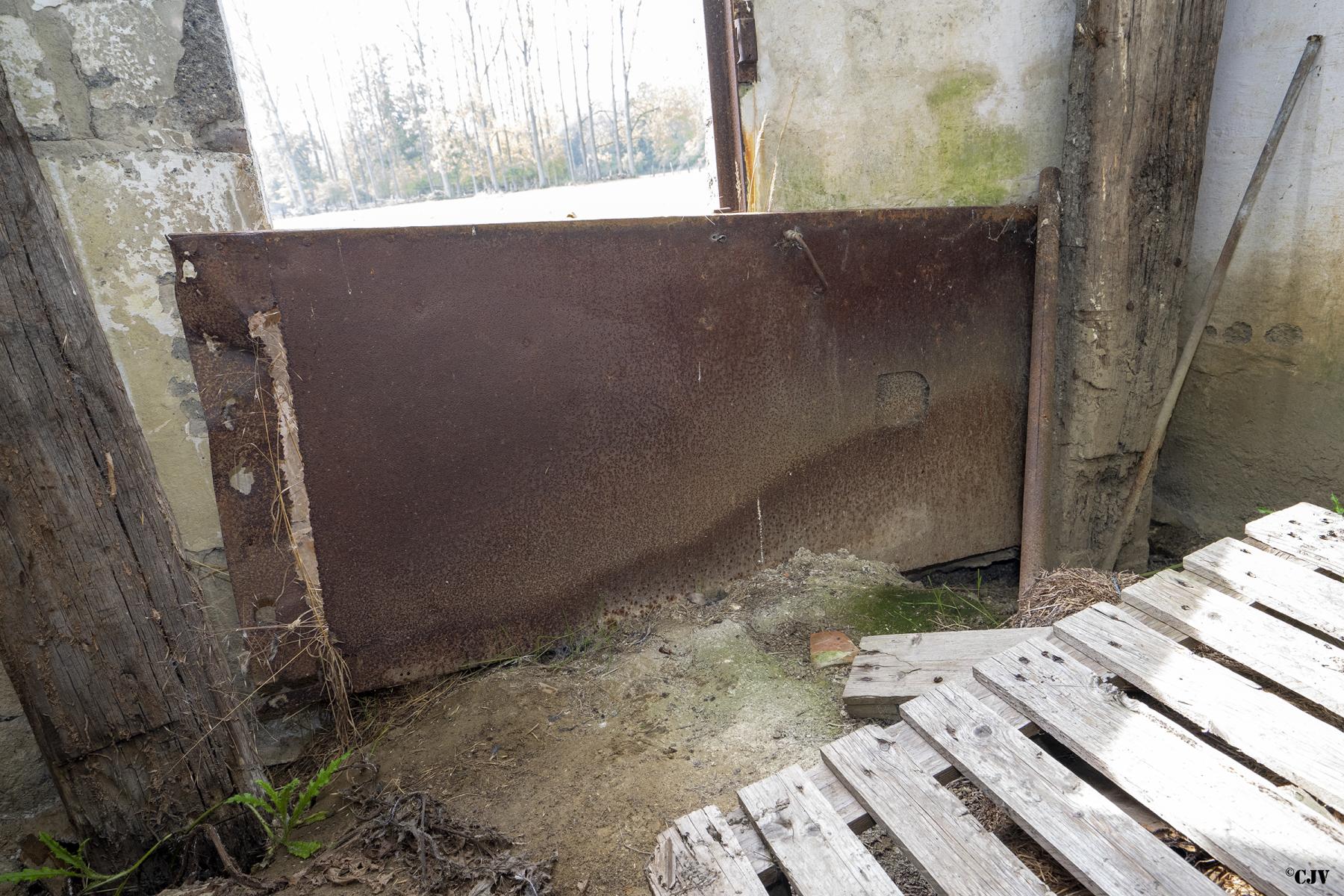 Ligne Maginot - BEF 313C - LES BRUYERES SUD - (Blockhaus pour arme infanterie) - La porte métallique - Lia VERMEULEN