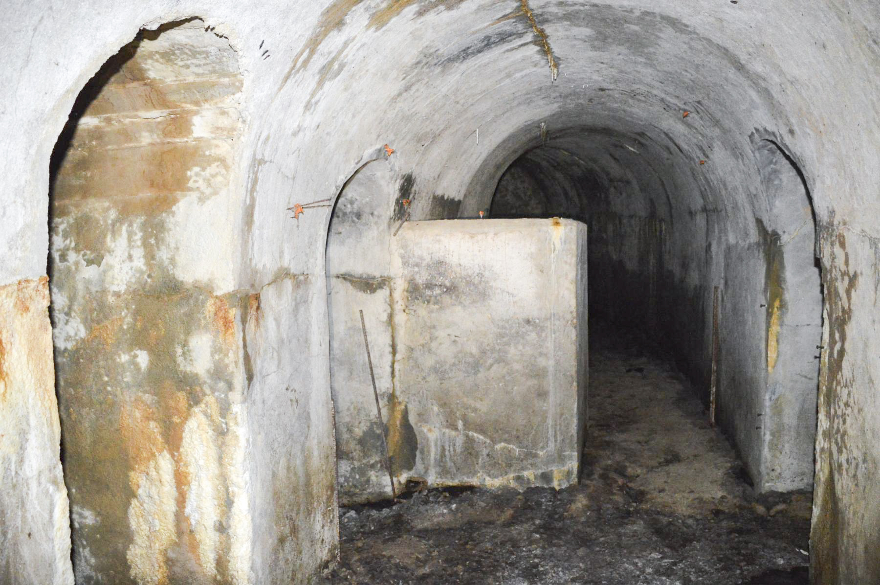 Ligne Maginot - LA DEA (D) - (Abri actif) - À gauche cheminée, à l'arrière-plan cuisine et vivres de réserve - PRASIL Michal