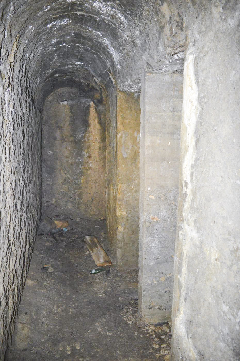 Ligne Maginot - LA DEA (D) - (Abri actif) - Au fond à droite puits du bloc 3, au premier plan ventilateur et artifices éclairants - PRASIL Michal