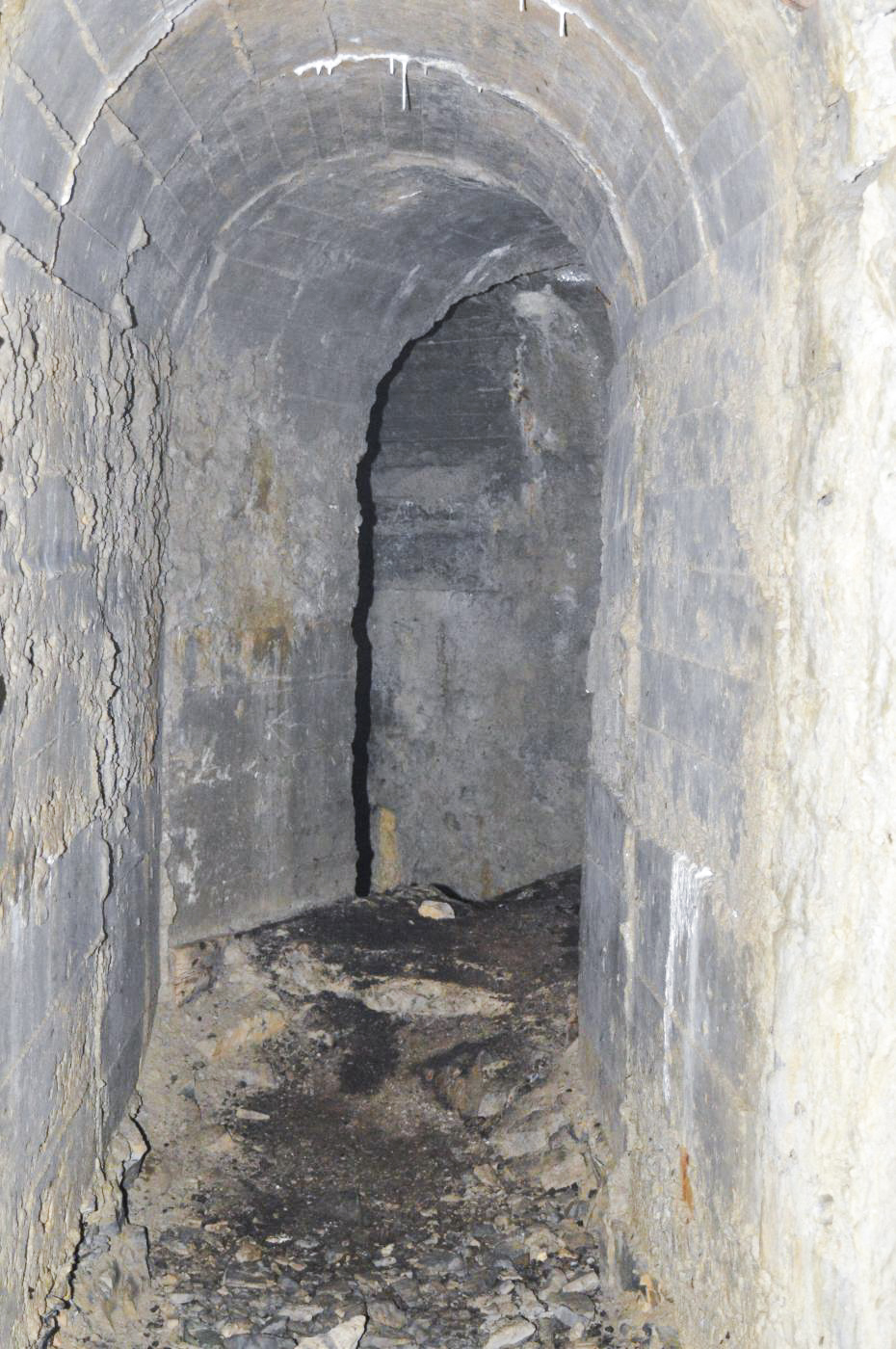 Ligne Maginot - LA DEA (D) - (Abri actif) - Galerie vers dortoir, à gauche latrines - PRASIL Michal