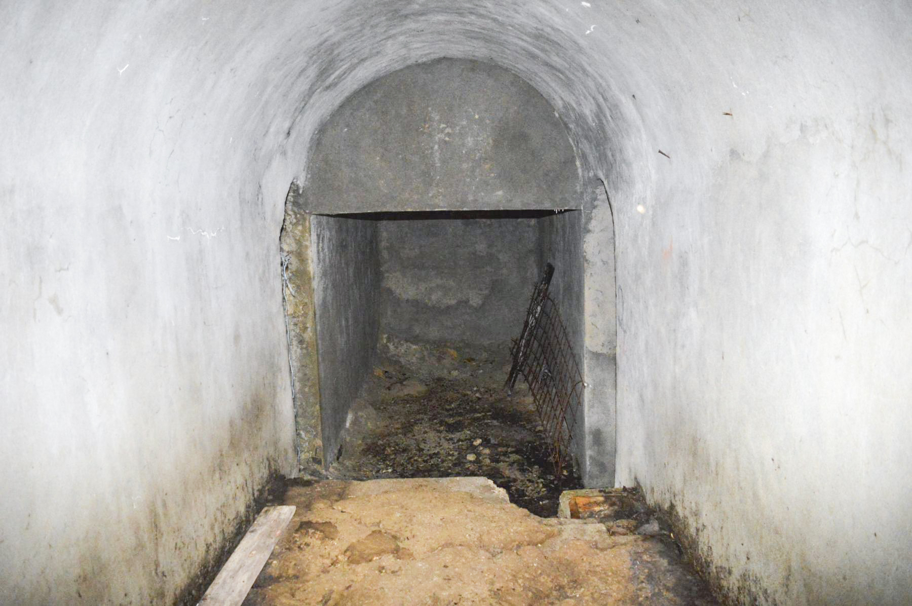 Ligne Maginot - LA DEA (D) - (Abri actif) - Dortoir pour 4 sous-officiers, au fond PC, à gauche cartouches (inachevé) et galerie vers Bloc 4 (projet), à droite galerie vers Bloc 2 - PRASIL Michal