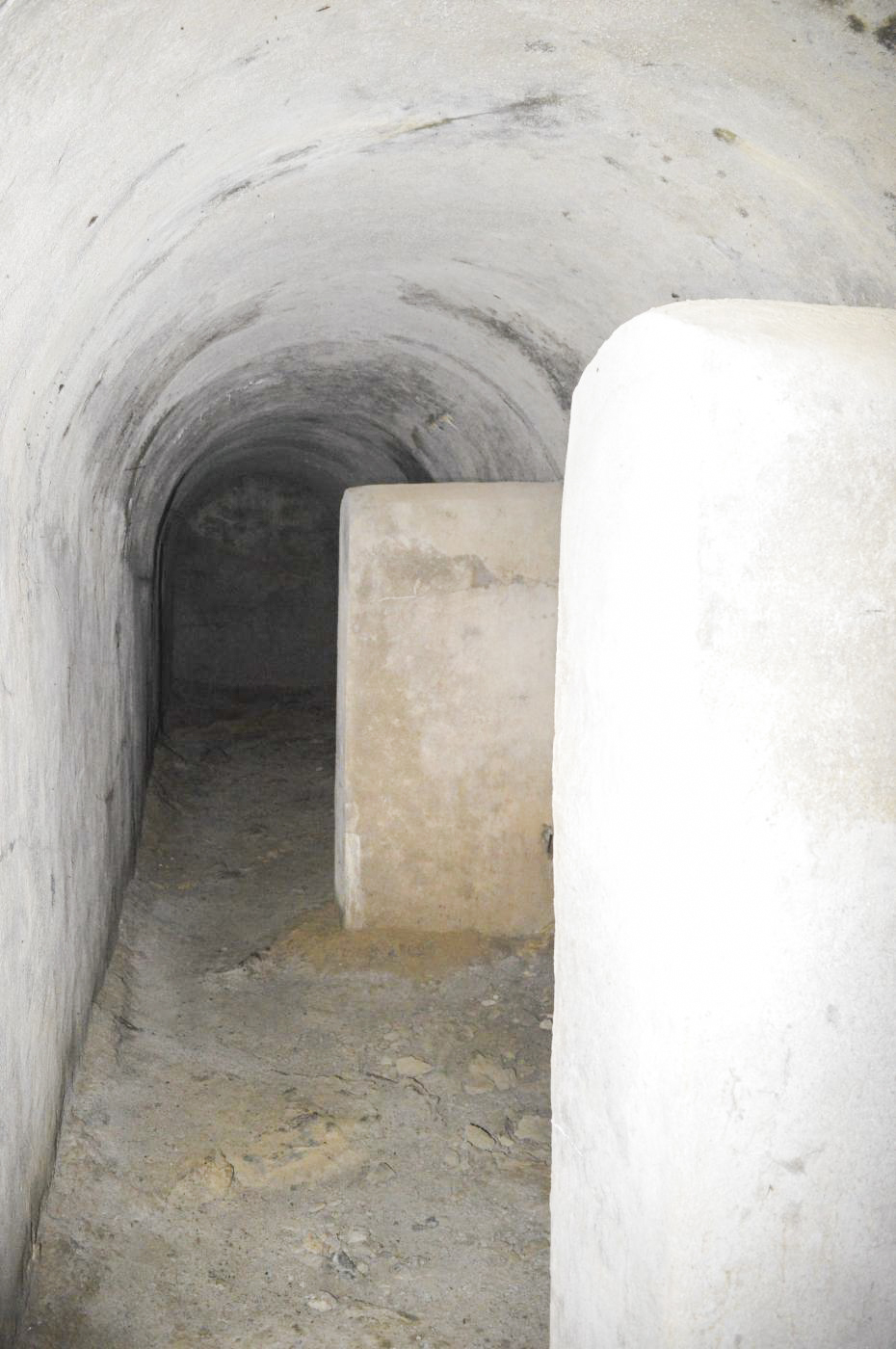 Ligne Maginot - LA DEA (D) - (Abri actif) - Au fond magasin pour coups complets pour mortier Stockes, à droite charges pour mortier Stockes - PRASIL Michal