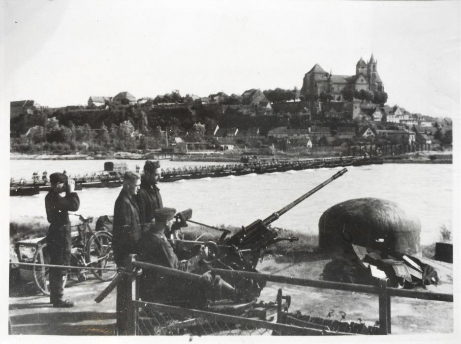 Ligne Maginot - 31/1 - PONT DE BATEAUX DE NEUF BRISACH - (Casemate d'infanterie - Double) - Photo allemande datée du 03 juillet 1940
Un poste DCA (Flakstellung) installé sur la casemate.
Le pont de bateau est bien visible sur cette photo
