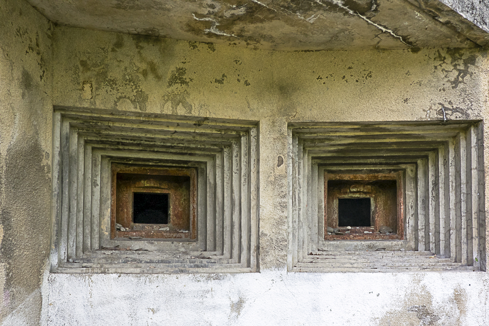 Ligne Maginot - CAVE A CANON - (Ouvrage d'infanterie) - Vue rapprochée des deux créneaux JM - Michel Teiten