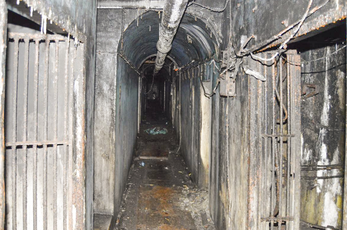 Ligne Maginot - CAVE A CANON - (Ouvrage d'infanterie) - Couloir principal, à gauche salle des filtres, à droite l'usine
