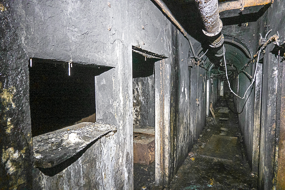 Ligne Maginot - CAVE A CANON - (Ouvrage d'infanterie) - Couloir principal
A gauche le guichet de la cuisine. - Michel Teiten