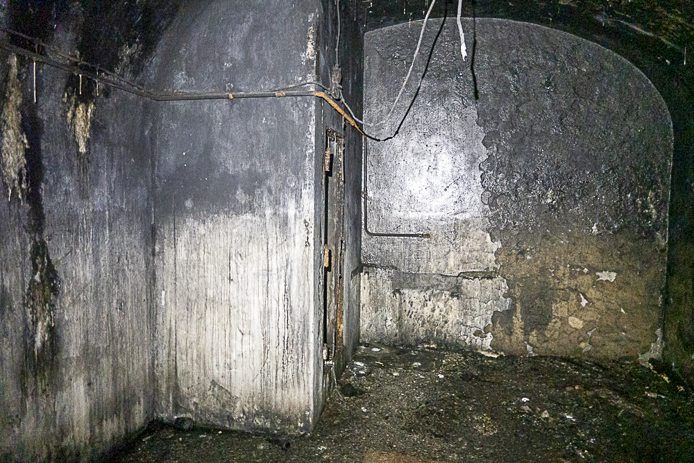 Ligne Maginot - CAVE A CANON - (Ouvrage d'infanterie) - Cuisine.
Sur la gauche, le local à charbon. - Michel Teiten