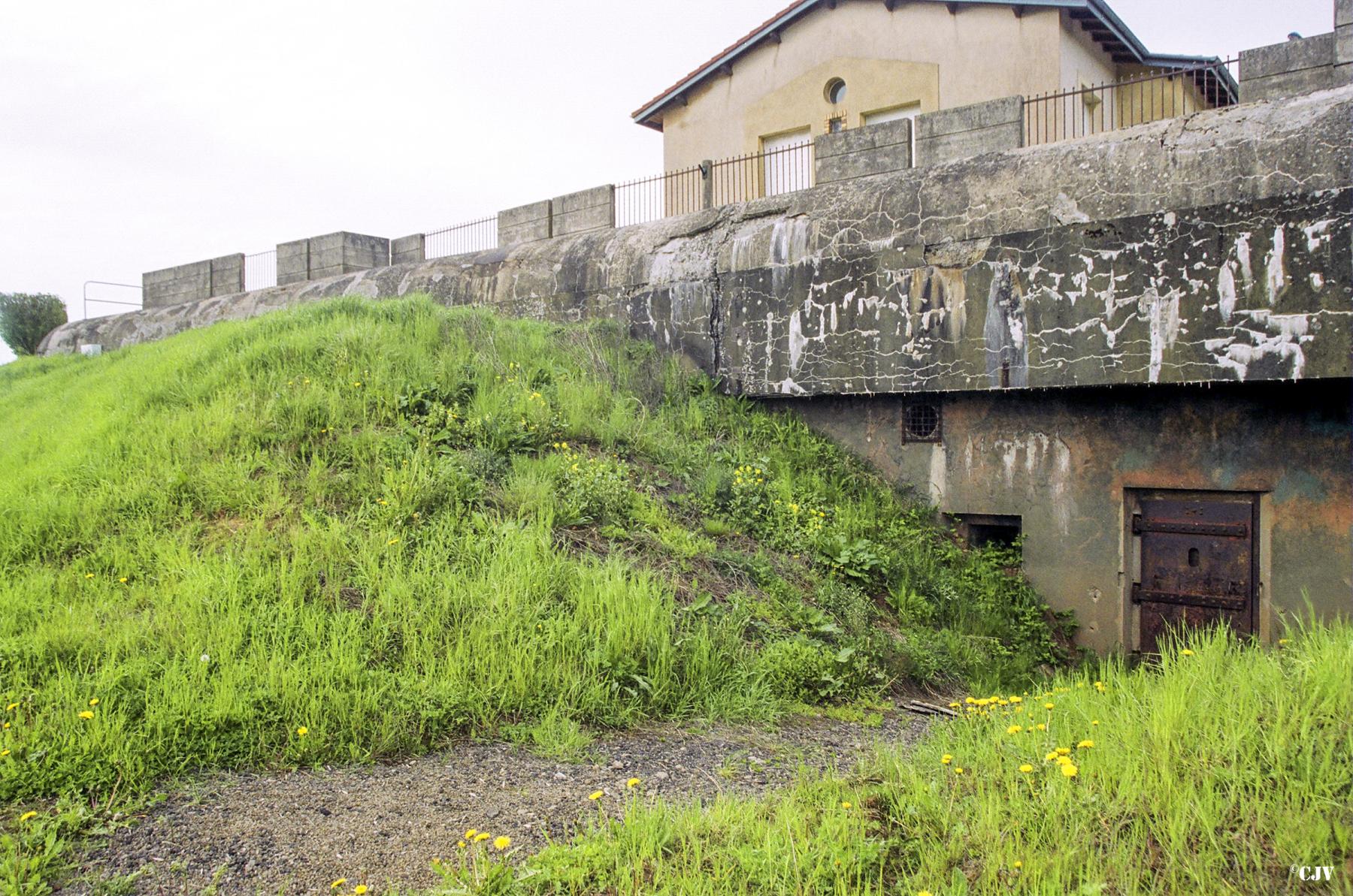 Ligne Maginot - ISING - X28 (QUARTIER FERANGE EBERSVILLER - I/164° RIF) - (Abri) - Avant le semi-remblaiement - Lia VERMEULEN