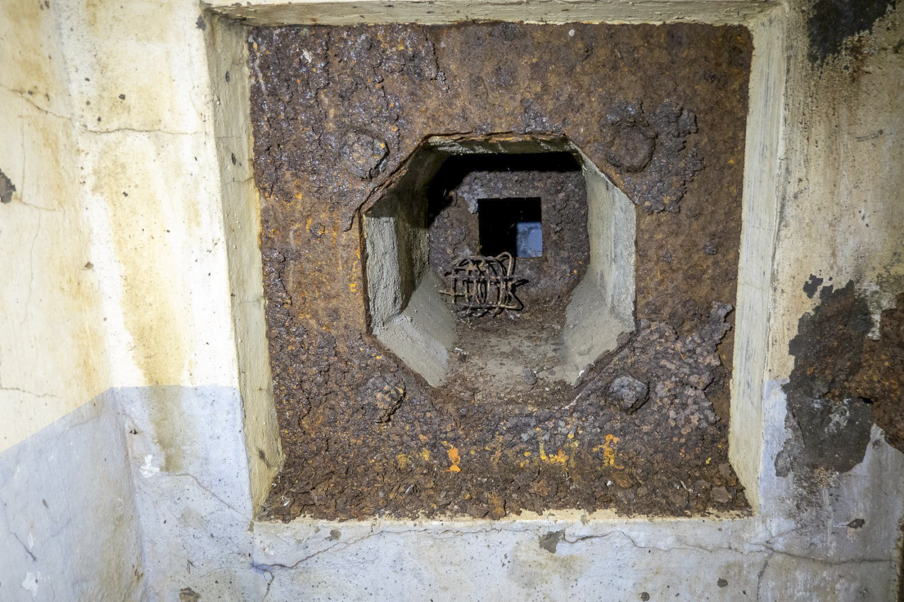 Ligne Maginot - HOBLING - A23 - (Ouvrage d'infanterie) - Bloc 2
Créneau intérieur de défense de la sortie de secours - Michel Teiten