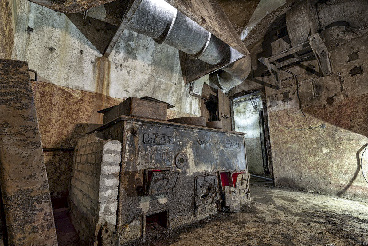 Ligne Maginot - HOBLING - A23 - (Ouvrage d'infanterie) - En bas de l'escalier nous tombons directement dans la cuisine, celle-ci est équipée d'une belle cuisinière 'François-Vaillant' N°1 bis de 1934 !