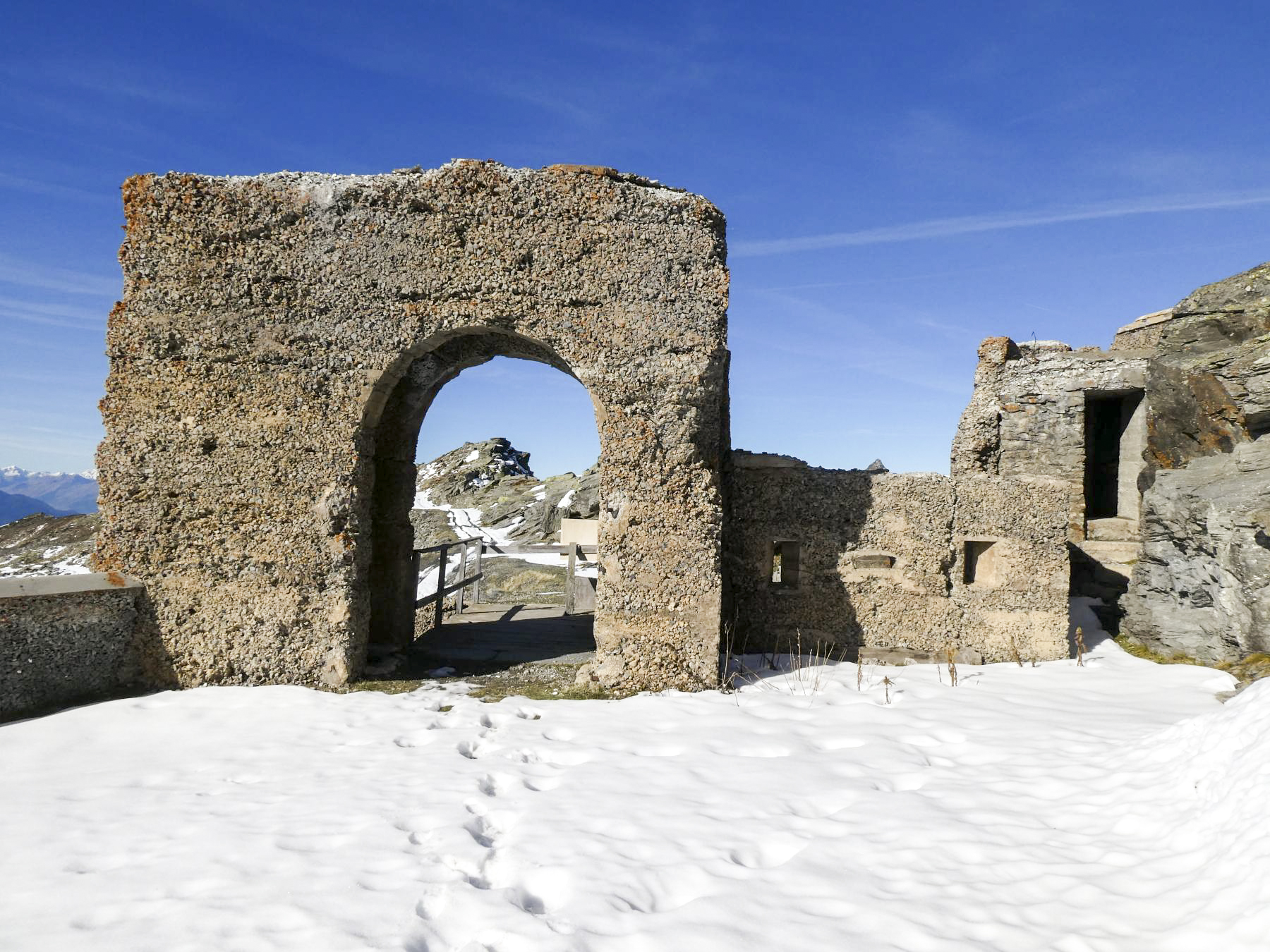 Ligne Maginot - REDOUTE RUINEE - (Ouvrage d'infanterie) - A droite de l'entrée le bloc ouest - ELLENA Daniel - CUNY Philippe