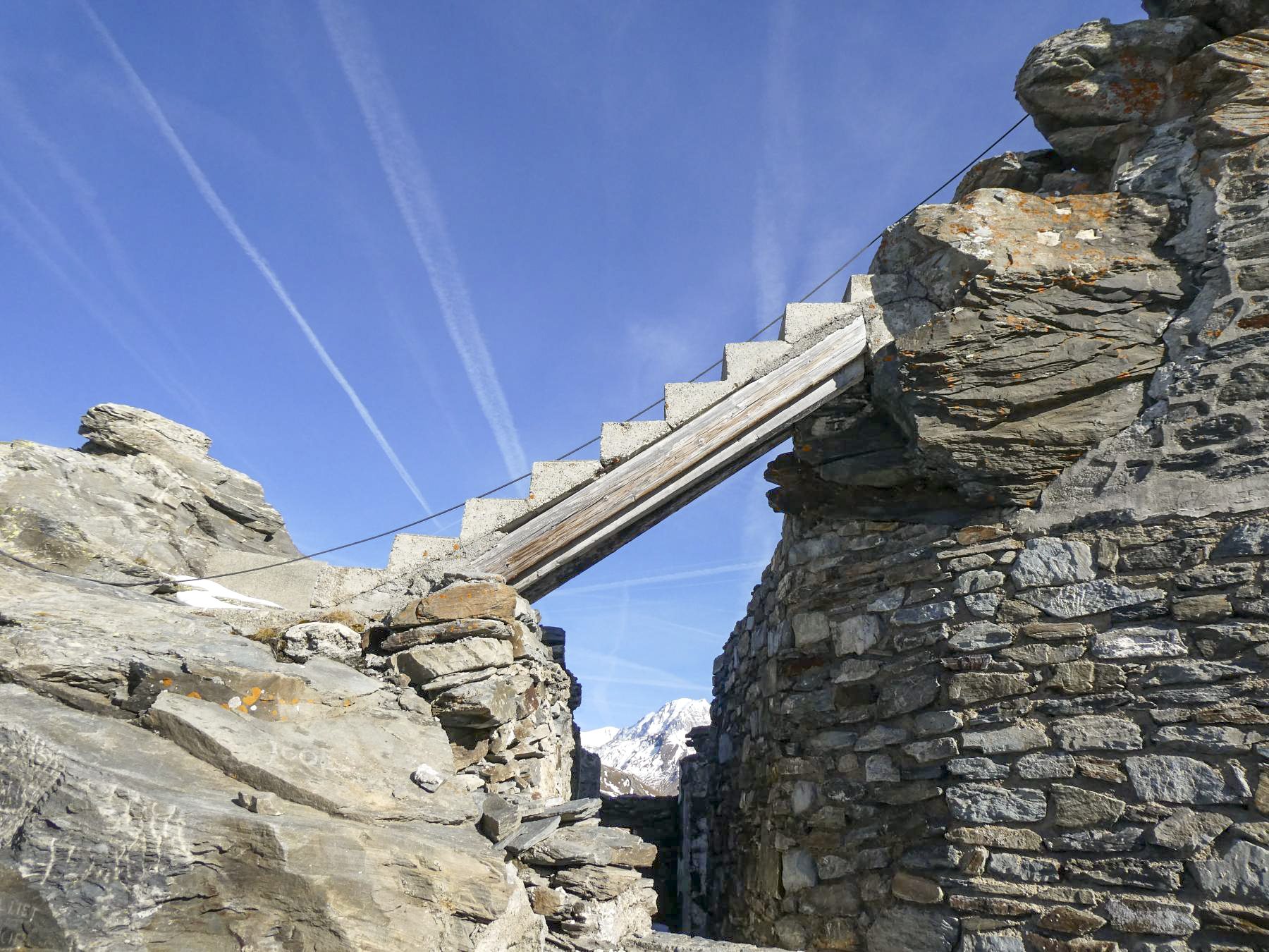 Ligne Maginot - REDOUTE RUINEE - (Ouvrage d'infanterie) - Escalier d'accès à l'observatoire, construit lors des travaux de 1935 - ELLENA Daniel - CUNY Philippe